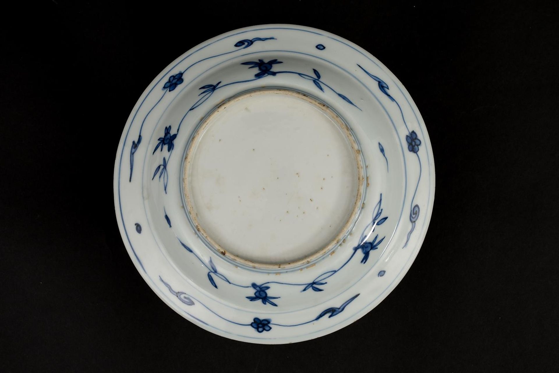 A blue and white 'kraak' porcelain dish, decorated with a tea caddy and napkin work. Unmarked. - Image 3 of 4