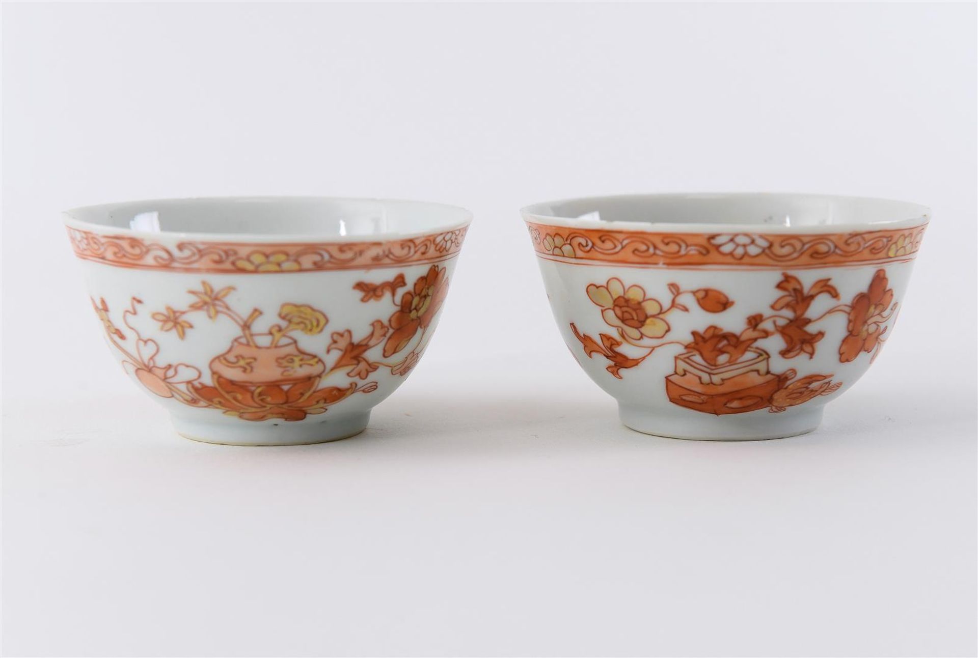 A set of four red and white porcelain cups with saucers, decorated with flower vases. Unmarked. - Image 5 of 5