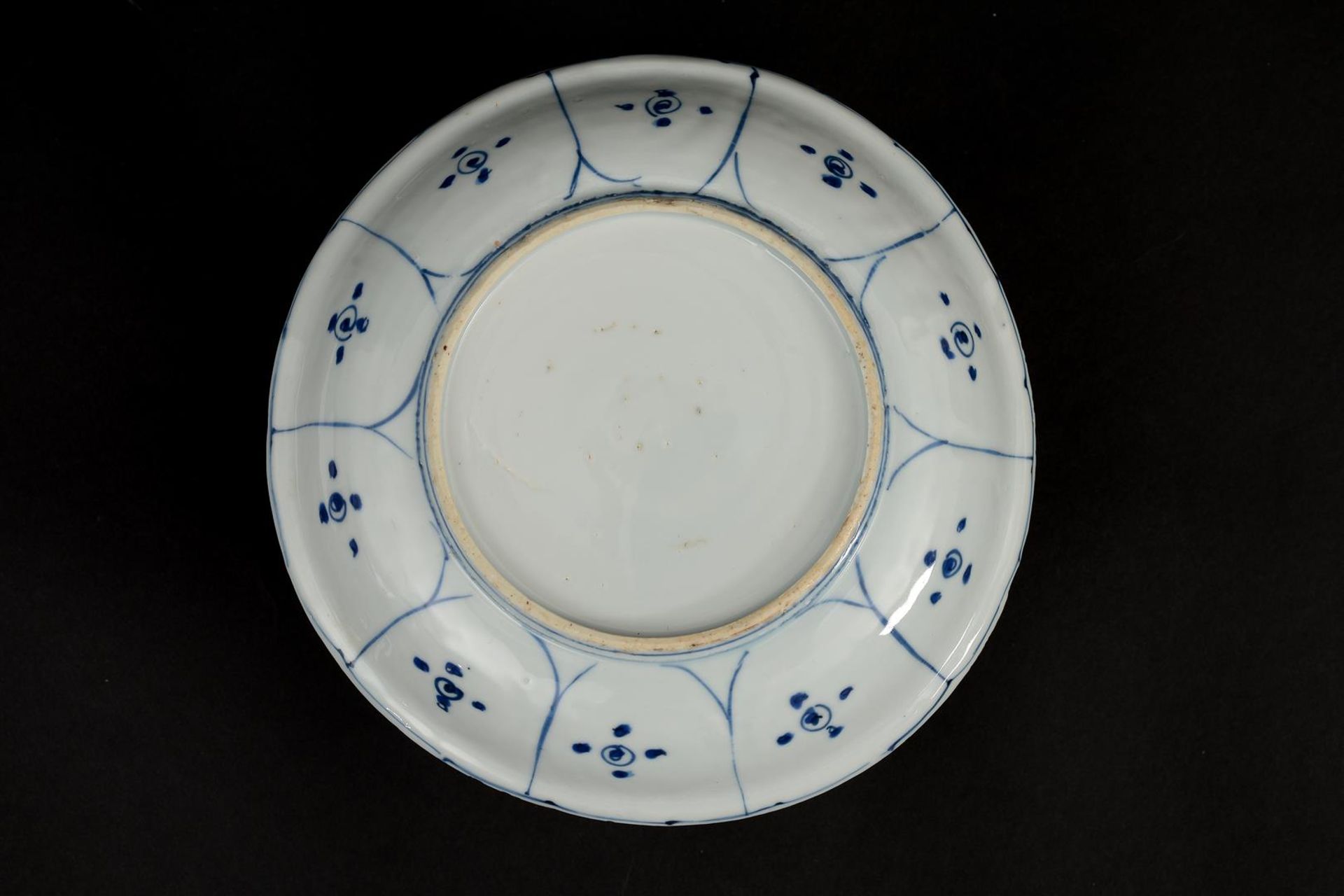 A blue and white 'kraak' porcelain dish with a scalloped rim, decorated with a cricket on a rock and - Image 3 of 4