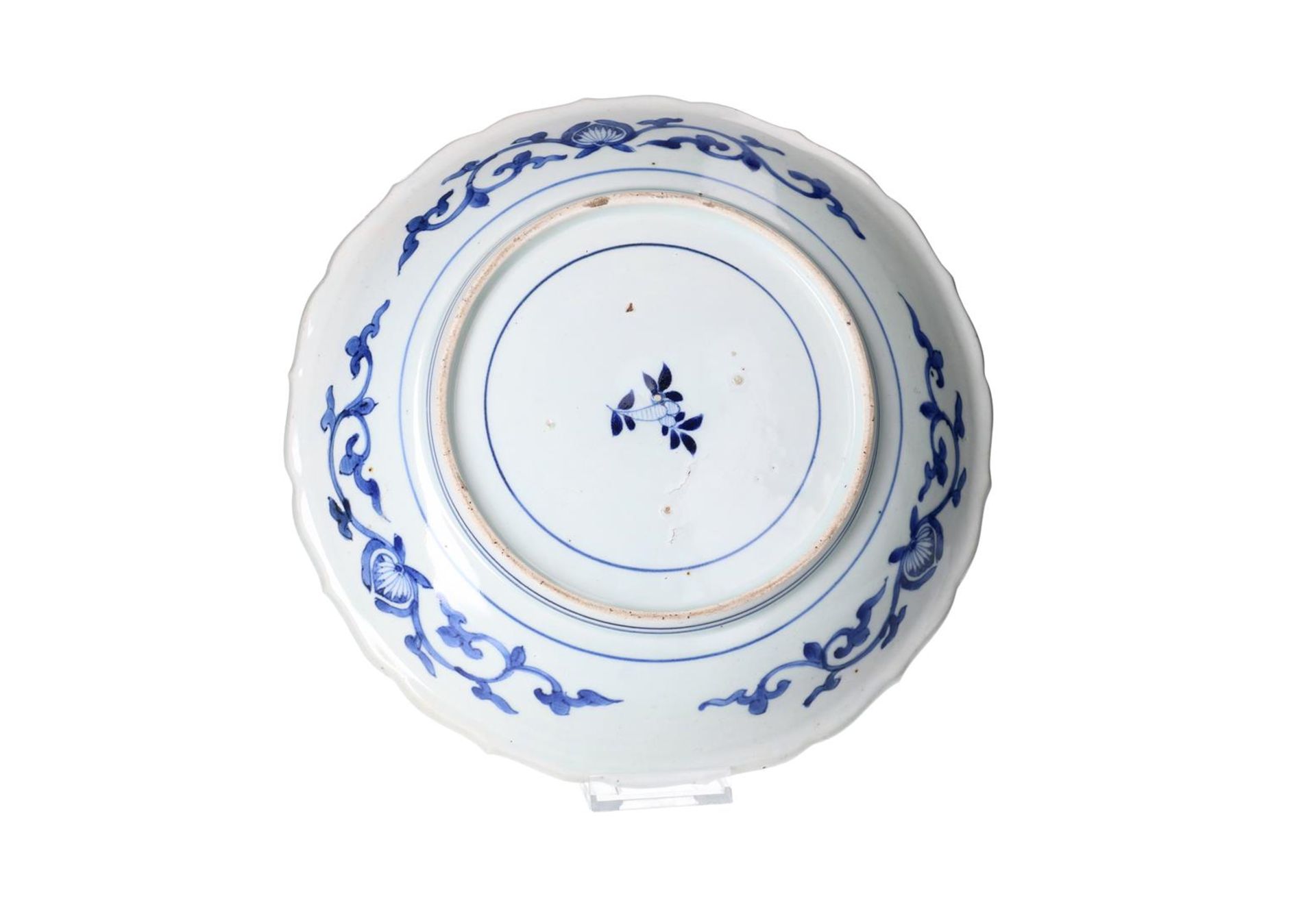 A blue and white Arita porcelain deep charger with scalloped rim, decorated with peacocks, plants - Image 2 of 3