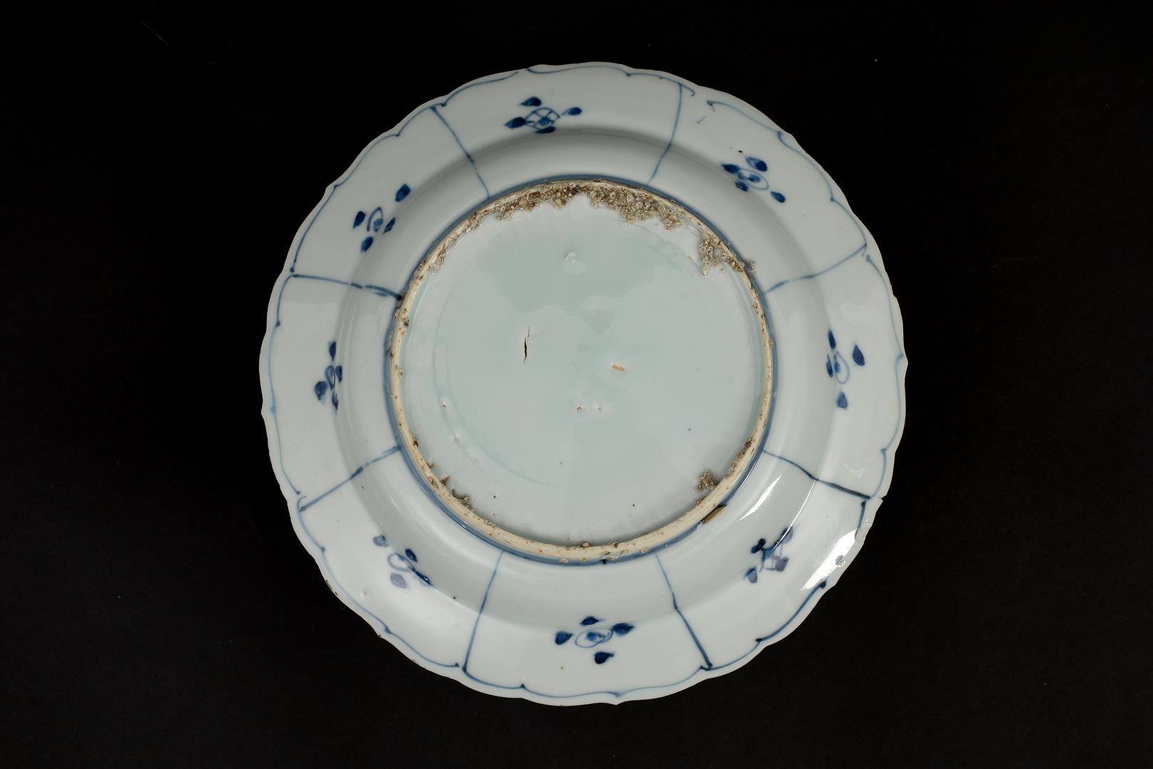 A blue and white 'kraak' porcelain dish with a scalloped rim, decorated with birds on a rock and - Image 3 of 4