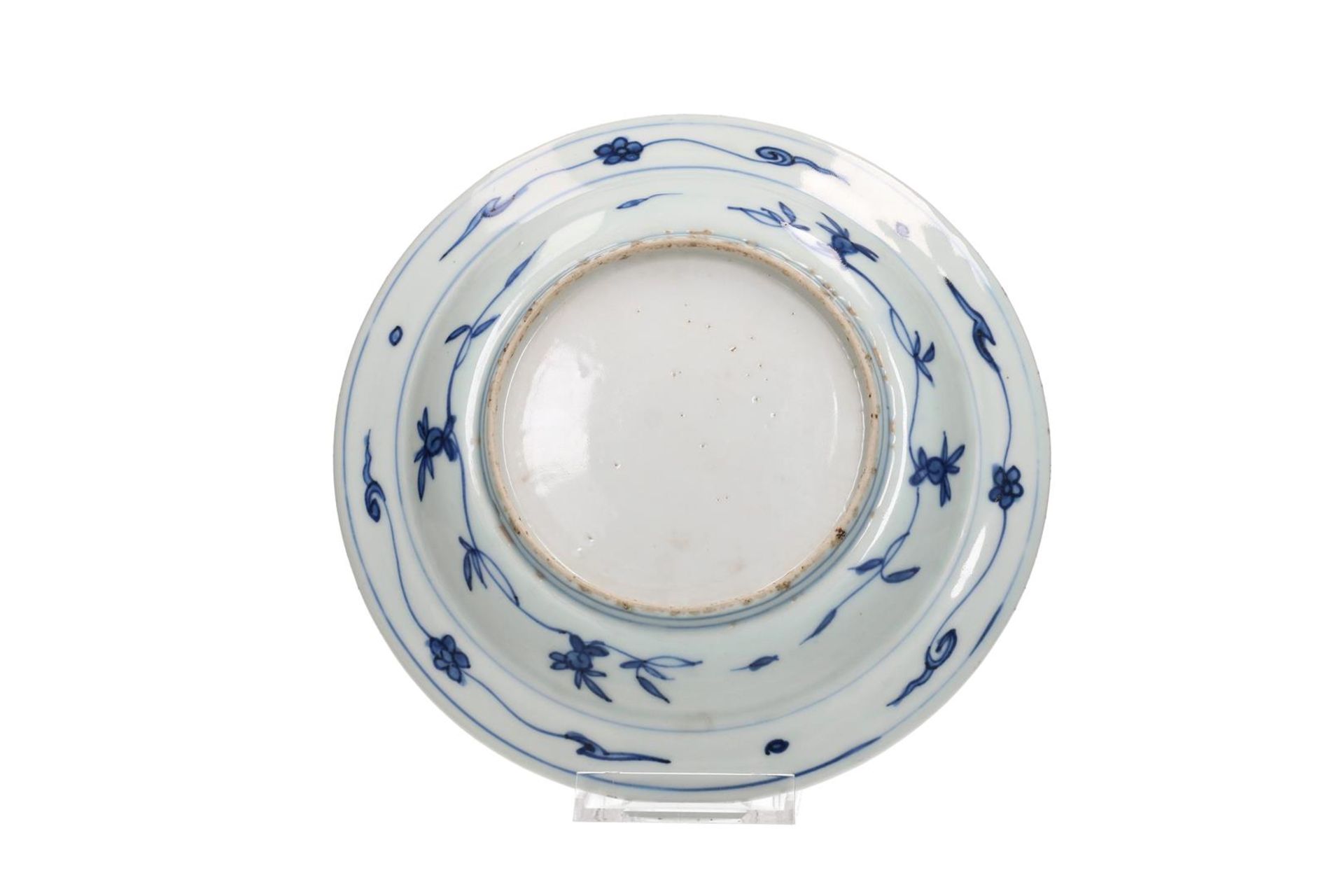 A blue and white 'kraak' porcelain dish, decorated with a tea caddy and napkin work. Unmarked. - Image 4 of 4