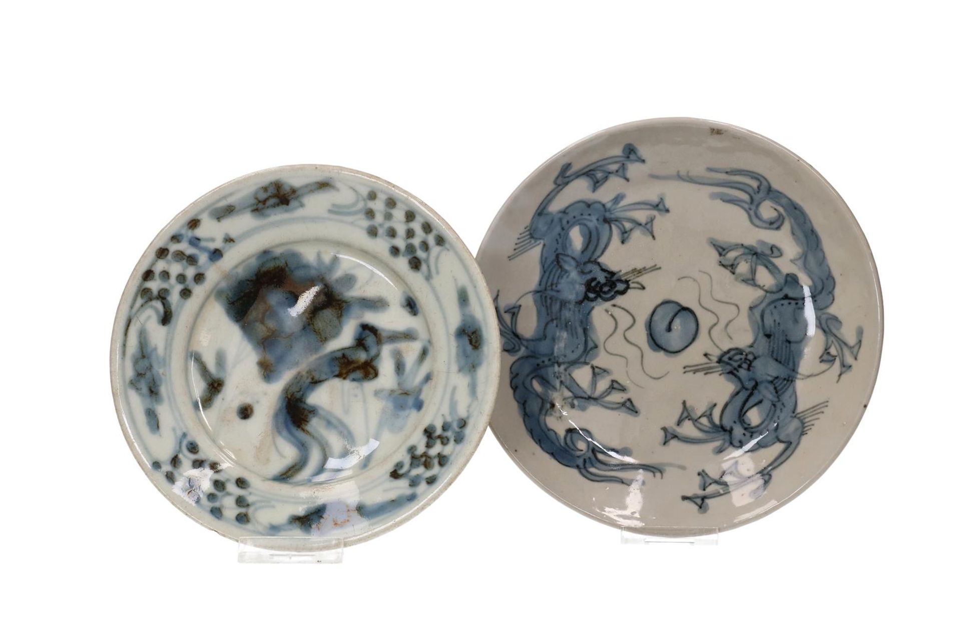A set of four blue and white Swatow dishes, one decorated with two dragons chasing a flaming pearl - Image 9 of 11