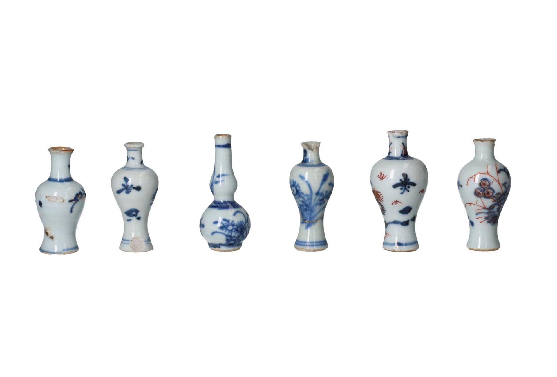 Lot of twelve blue and white Imari porcelain miniature vases, decorated with flowers. Unmarked. - Image 6 of 7