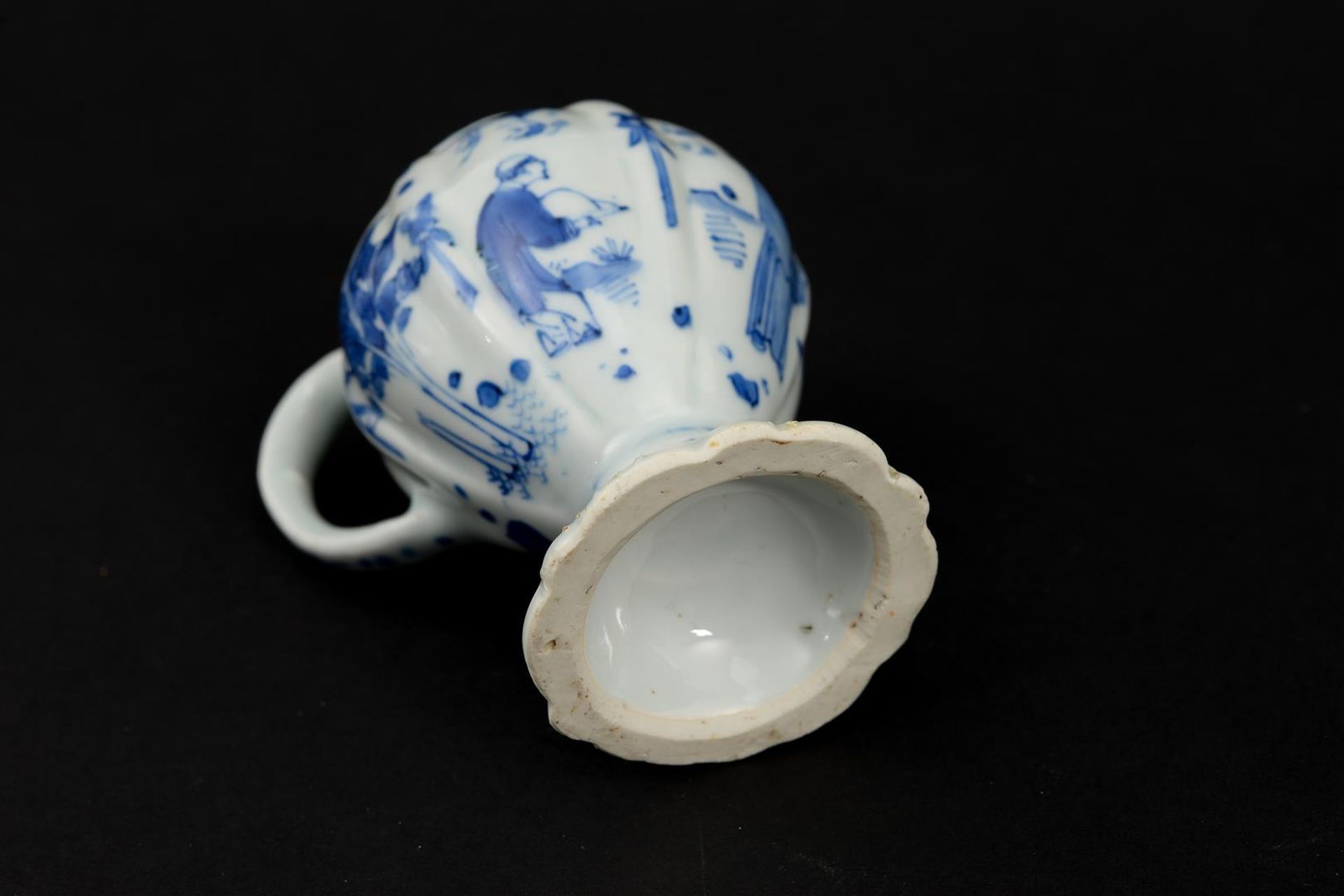 A blue and white porcelain mustard jar with ear, decorated with an outdoor scene with servant, - Image 5 of 6