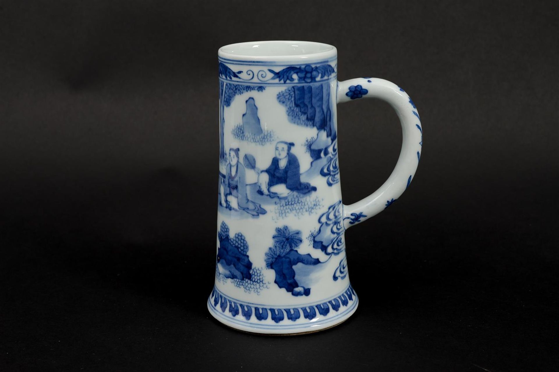 A blue and white porcelain beer mug decorated with an outdoor scene with seated figures. Unmarked. - Image 6 of 7