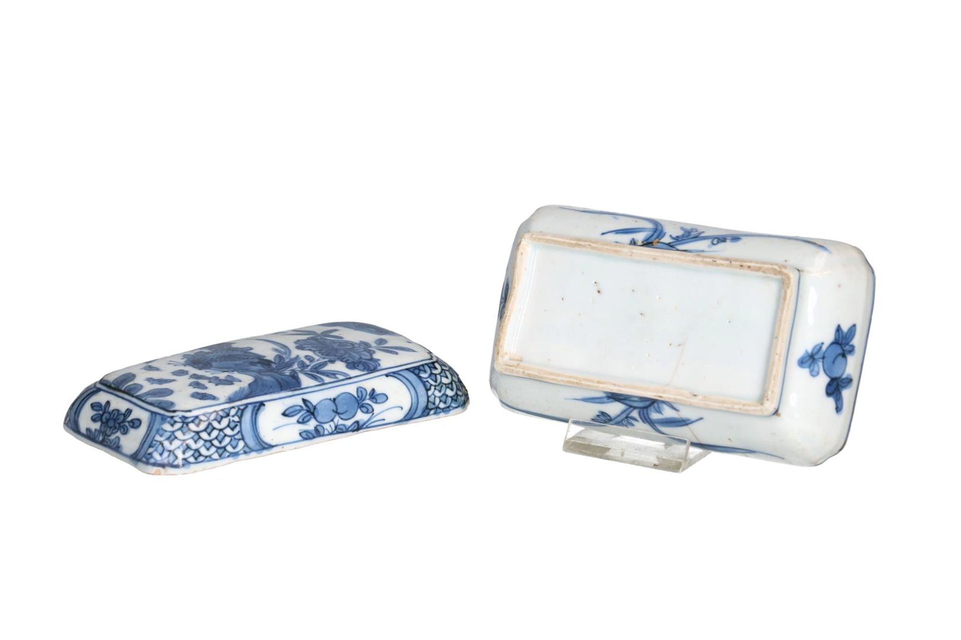 A blue and white 'kraak' porcelain lidded box with two compartments, decorated with flowers. - Image 5 of 5