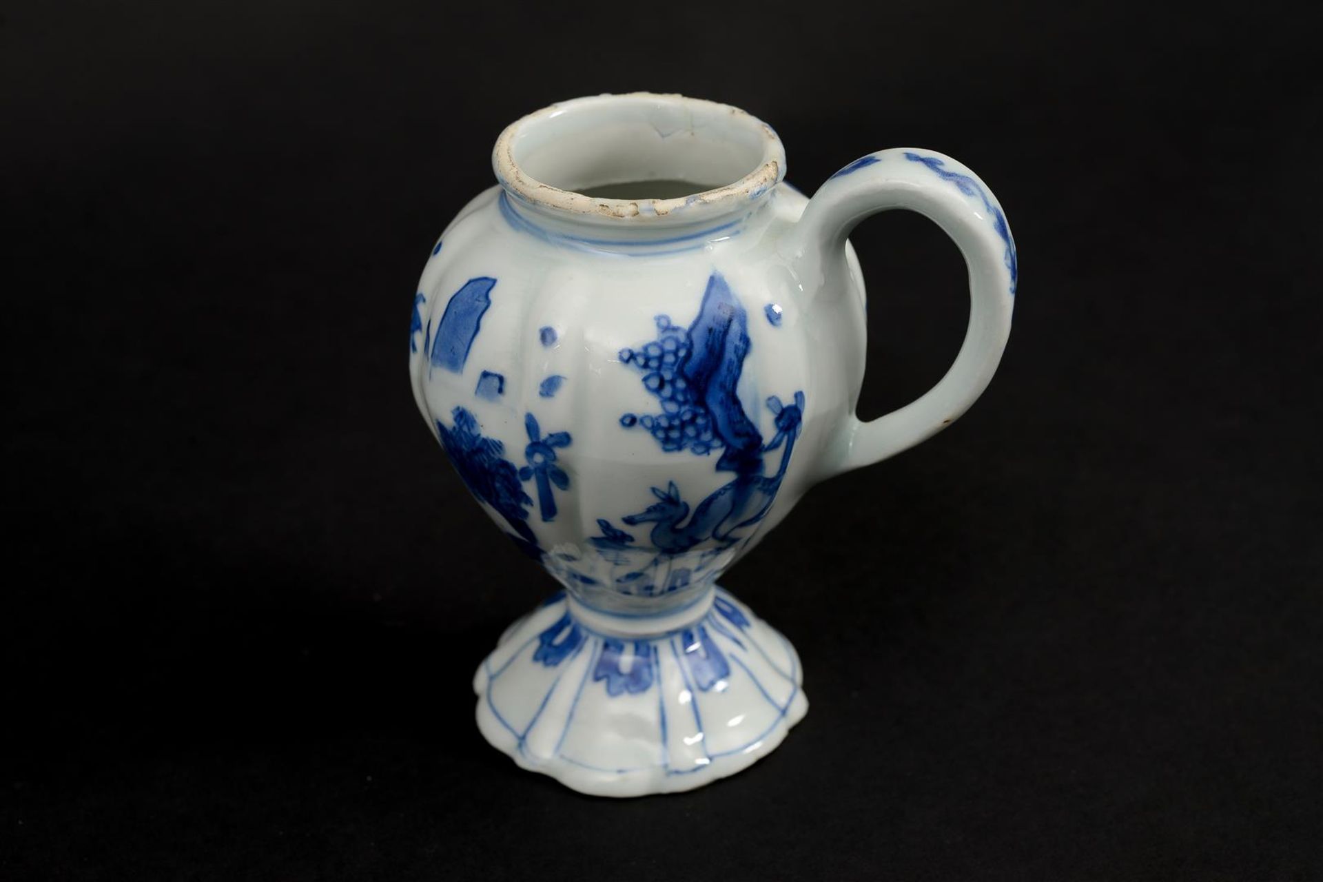 A blue and white porcelain mustard jar with ear, decorated with an outdoor scene with servant, - Image 3 of 6