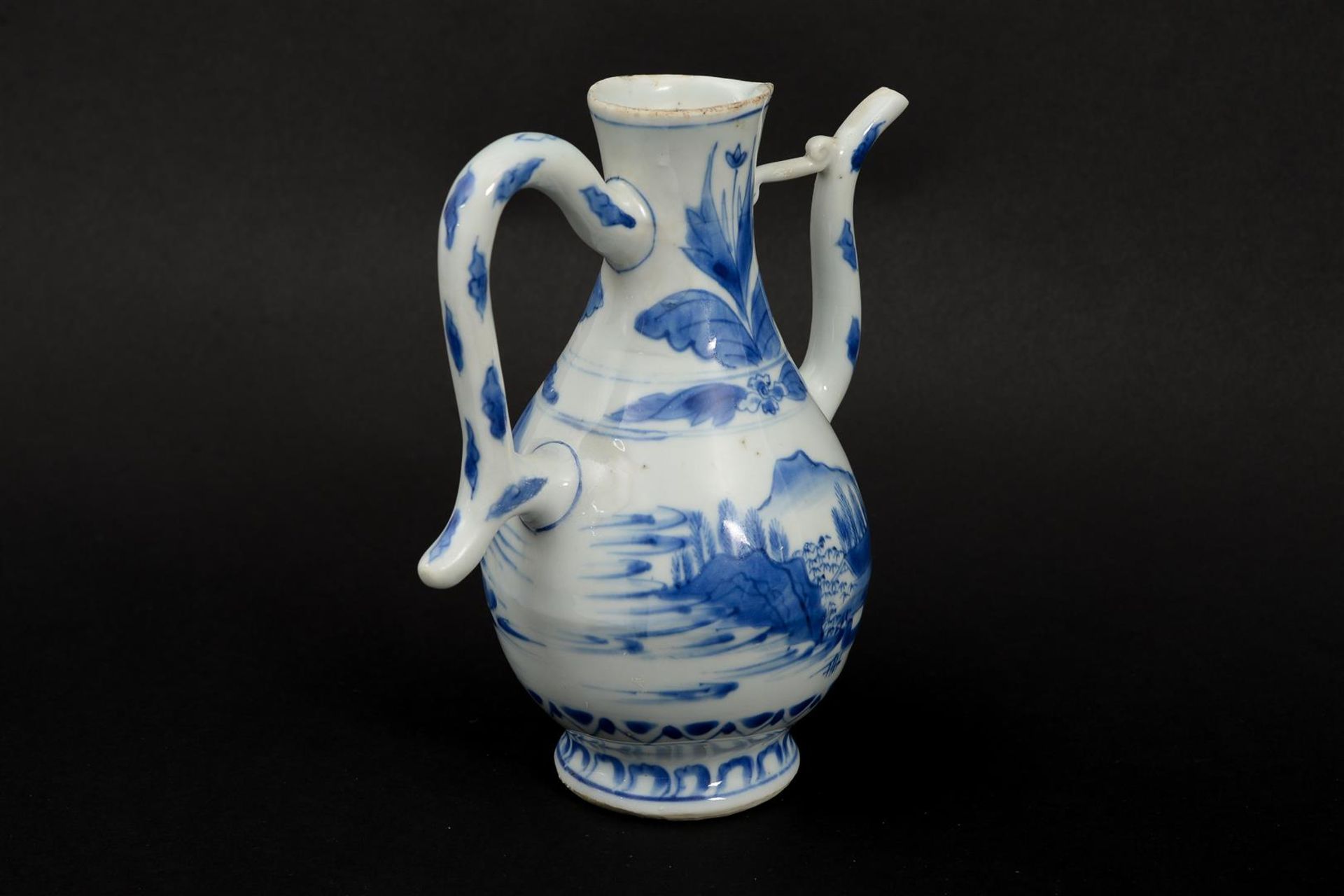 A blue and white porcelain jug with a landscape decoration. Unmarked. China, Transition. H. 20 cm. - Image 7 of 8