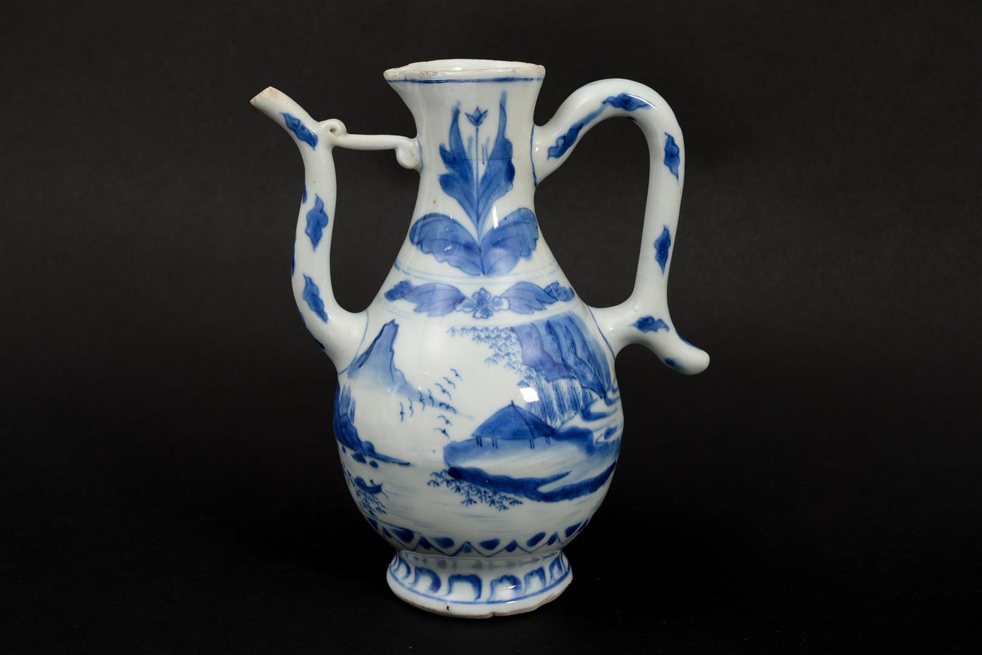 A blue and white porcelain jug with a landscape decoration. Unmarked. China, Transition. H. 20 cm. - Image 6 of 8