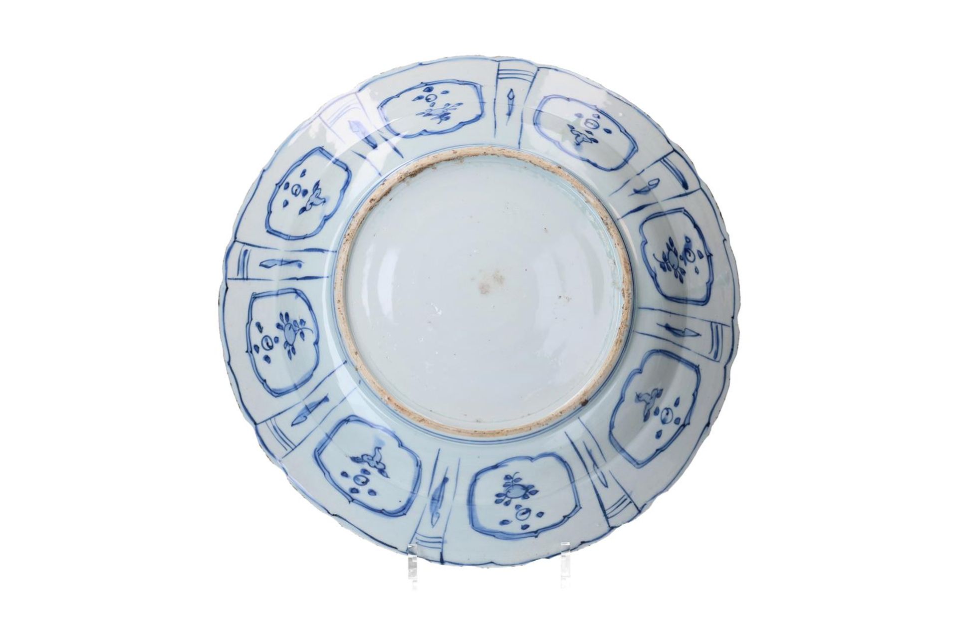 A blue and white 'kraak' porcelain charger with scalloped rim, decorated with flowers, birds, a - Image 3 of 3