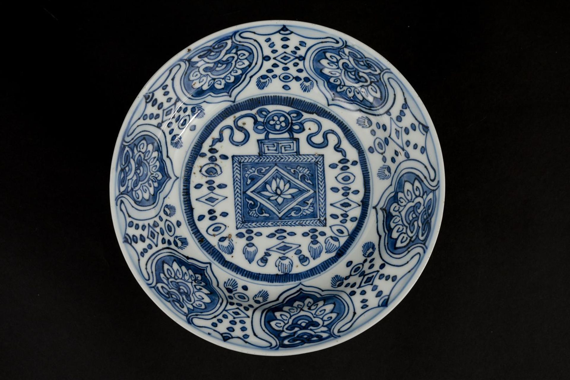 A blue and white 'kraak' porcelain dish, decorated with a tea caddy and napkin work. Unmarked. - Image 2 of 4