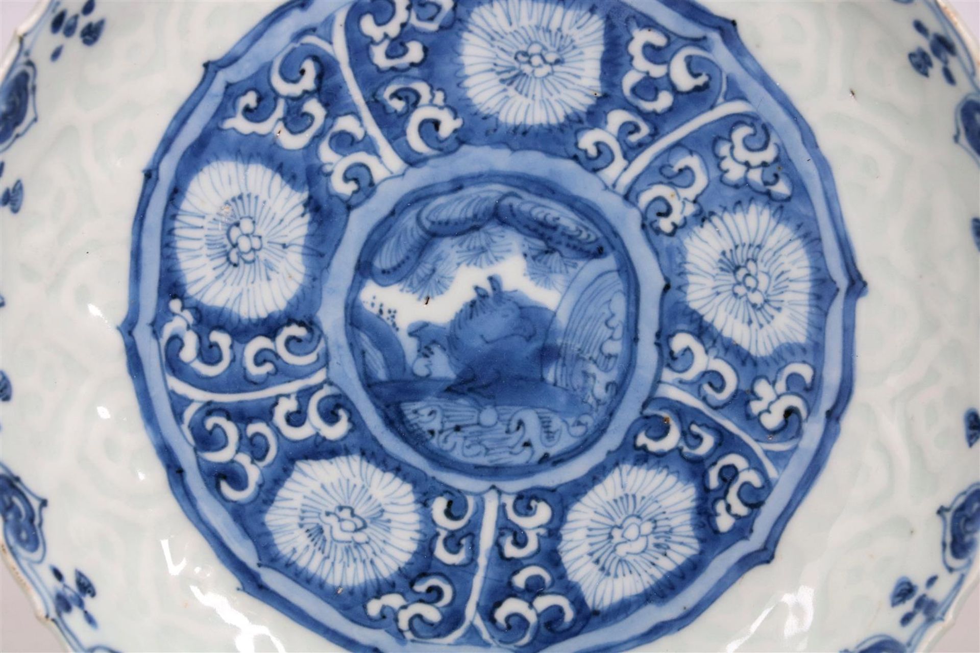 A blue and white 'kraak' porcelain dish with a scalloped rim, decorated with a flying horse and - Image 5 of 6