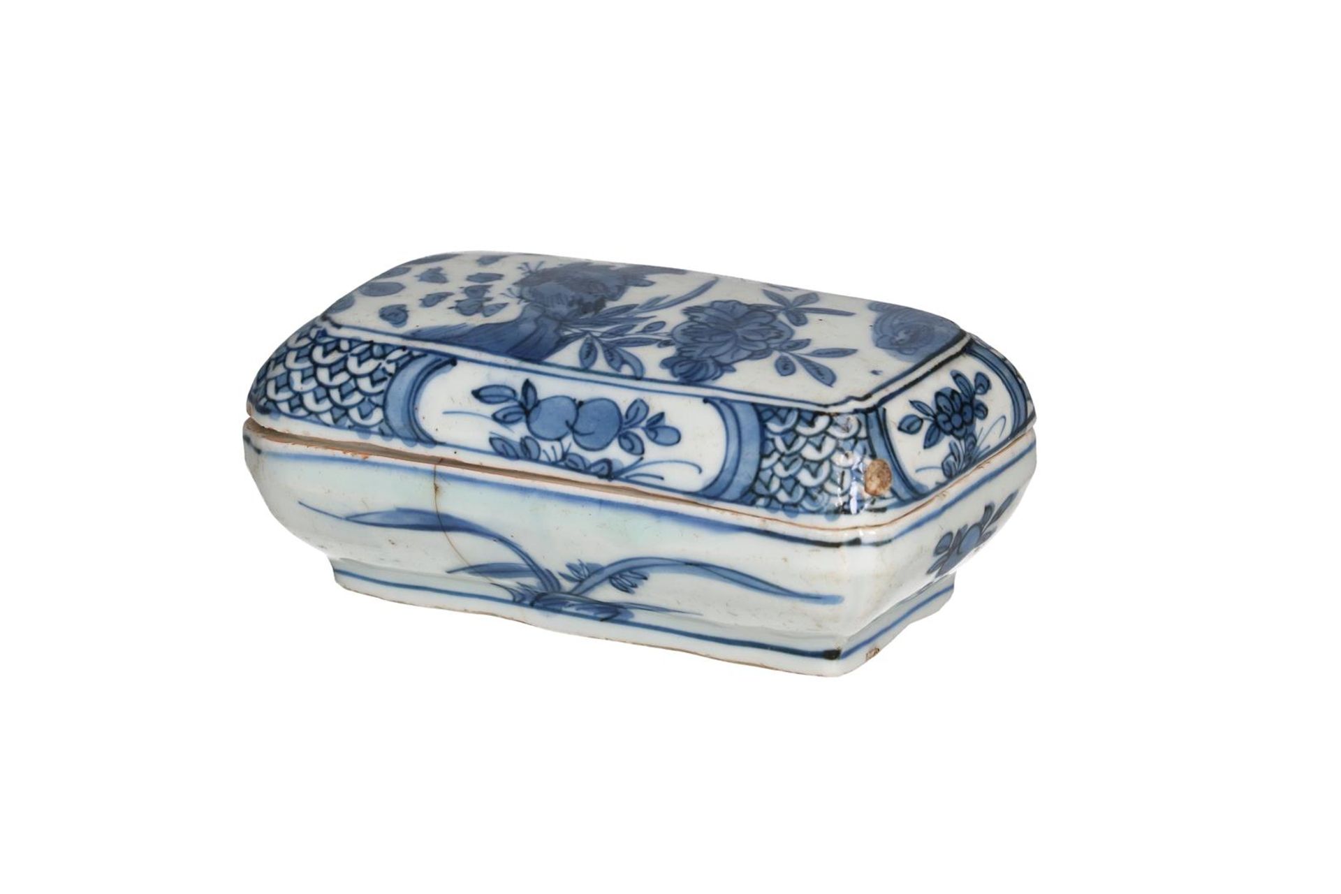 A blue and white 'kraak' porcelain lidded box with two compartments, decorated with flowers. - Image 2 of 5