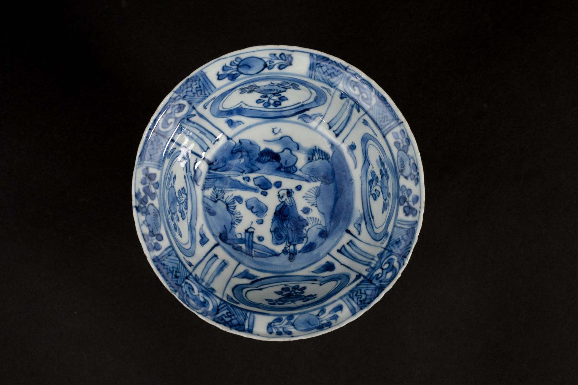 A blue and white 'kraak' porcelain 'klapmuts' bowl with a scalloped rim, decorated with a figure - Image 2 of 5