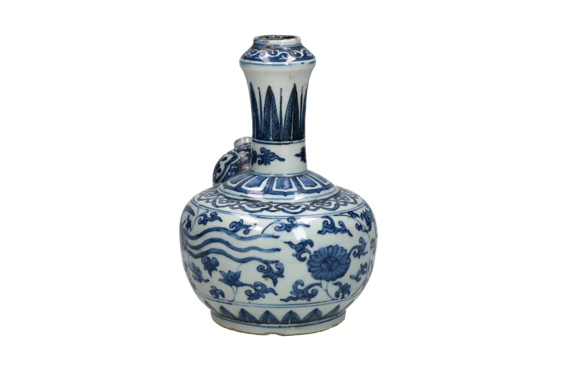 A blue and white porcelain kendi with a geometric decoration of leaves and a phoenix on the belly. - Image 5 of 6