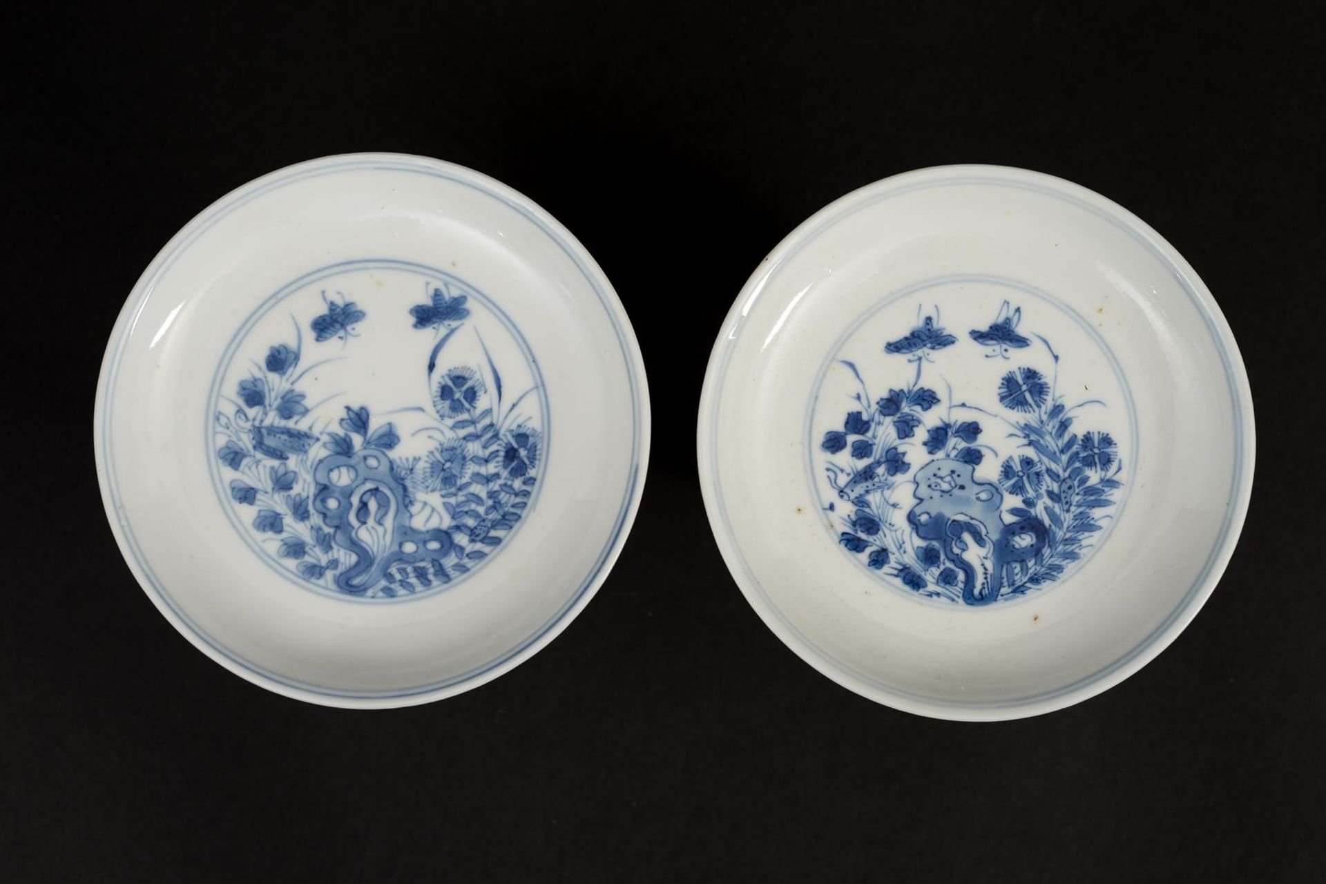 Lot of five blue and white porcelain saucers, two with a floral decoration and three with an - Image 3 of 6