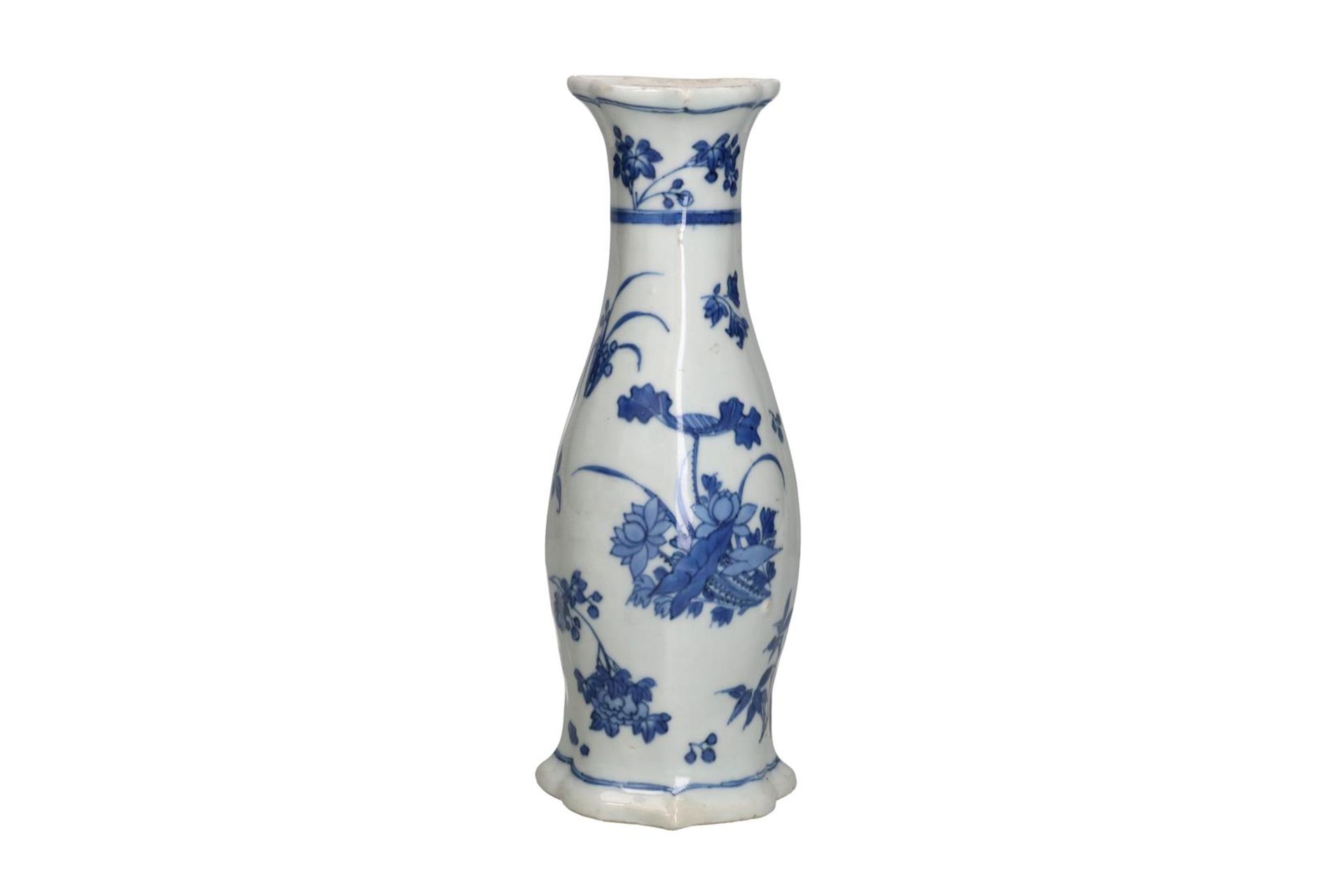 A blue and white porcelain wall vase with a floral decor. Unmarked. China, Transition. H. 23.5 cm.