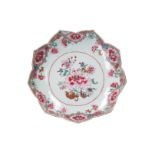 A famille rose porcelain dish with scalloped rim, decorated with flowers. Unmarked. China, Qianlong.