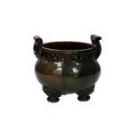 A flambé glazed earthenware tripod censer. China, 20th century. H. 21.5 cm. Diam. 22.5 cm. Condition