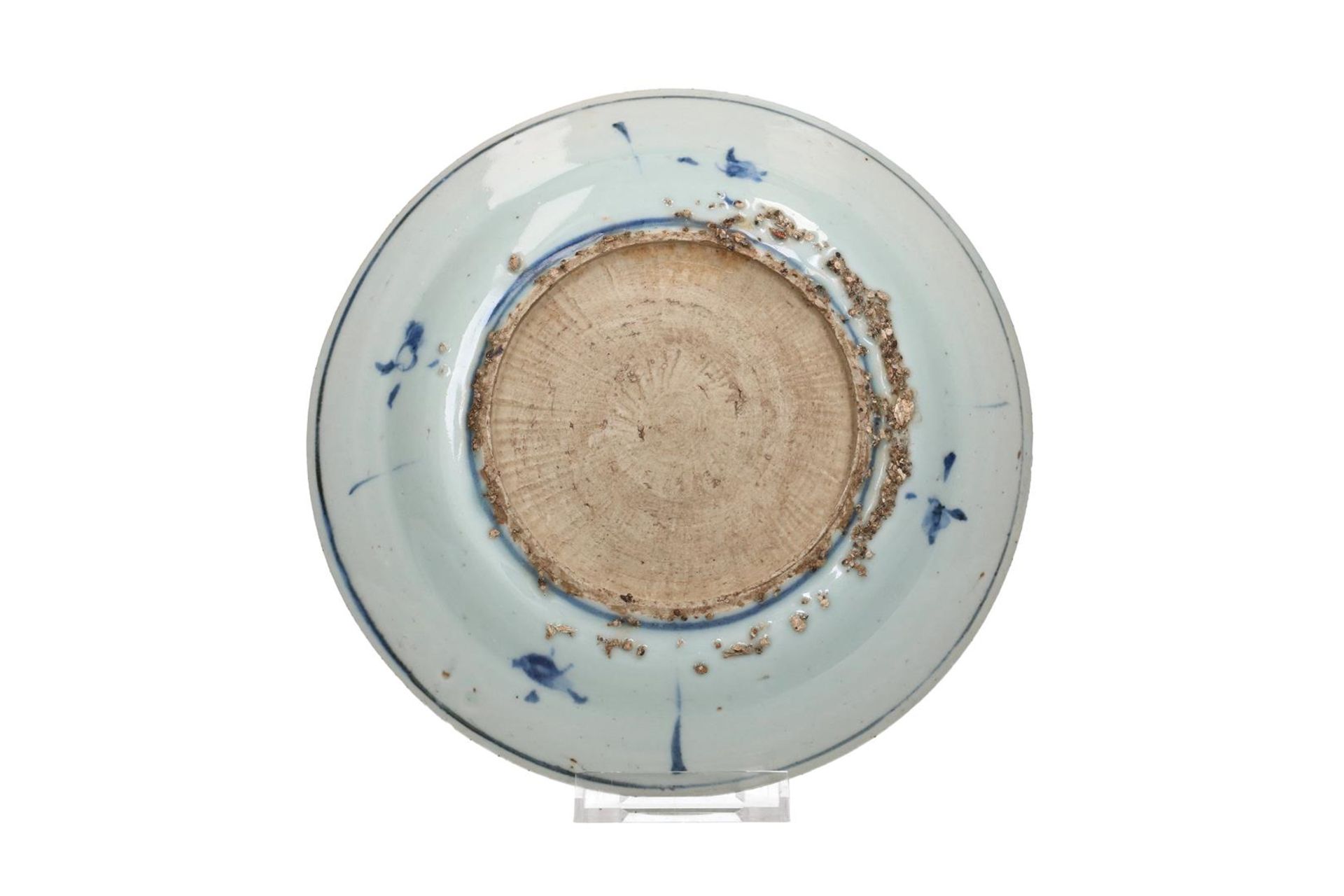 A blue and white 'kraak' porcelain dish, decorated with deer and flowers. Unmarked. China, - Image 4 of 4