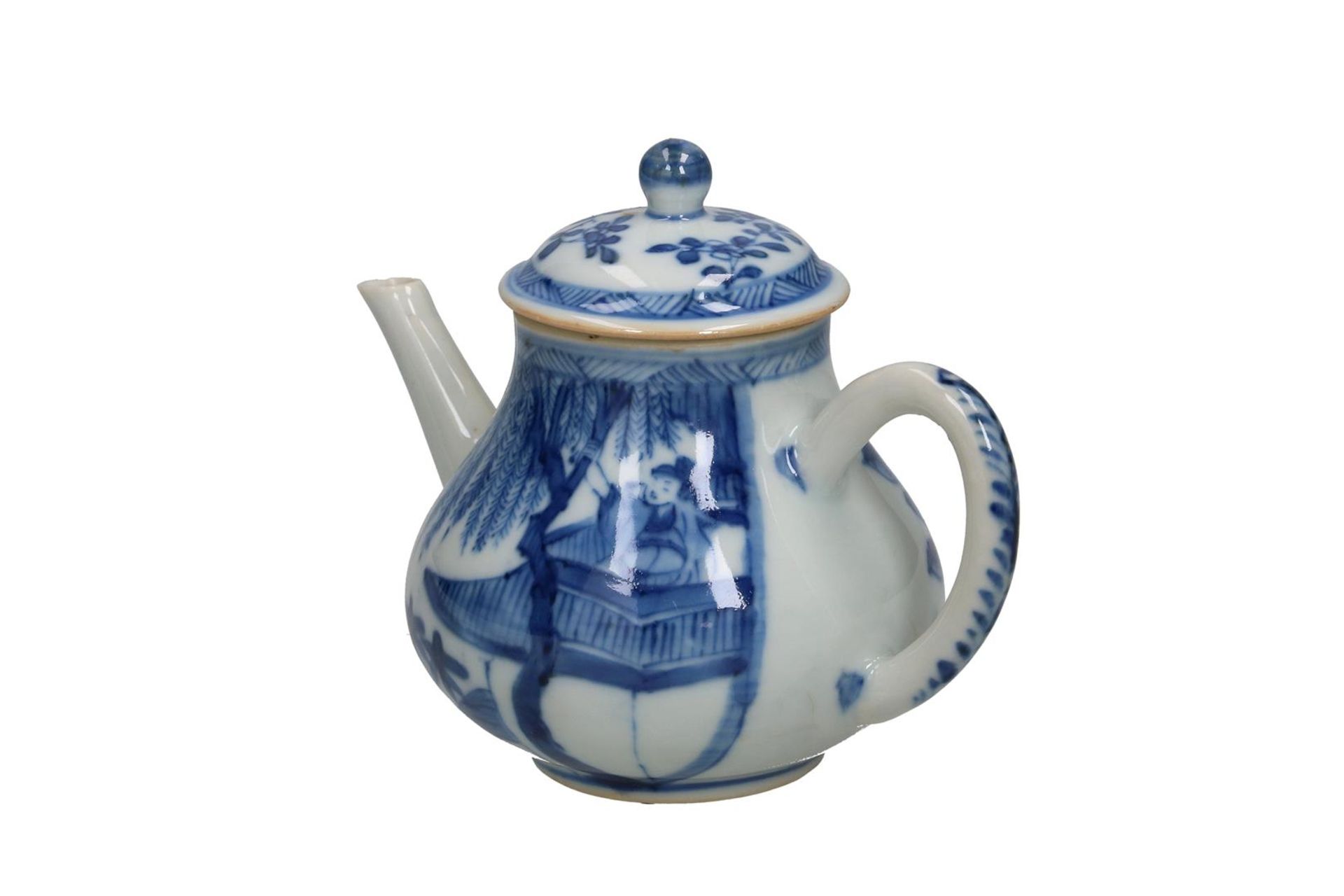 A blue and white porcelain teapot, decorated with Long Eliza's in a garden. Unmarked. China, Kangxi. - Image 5 of 5