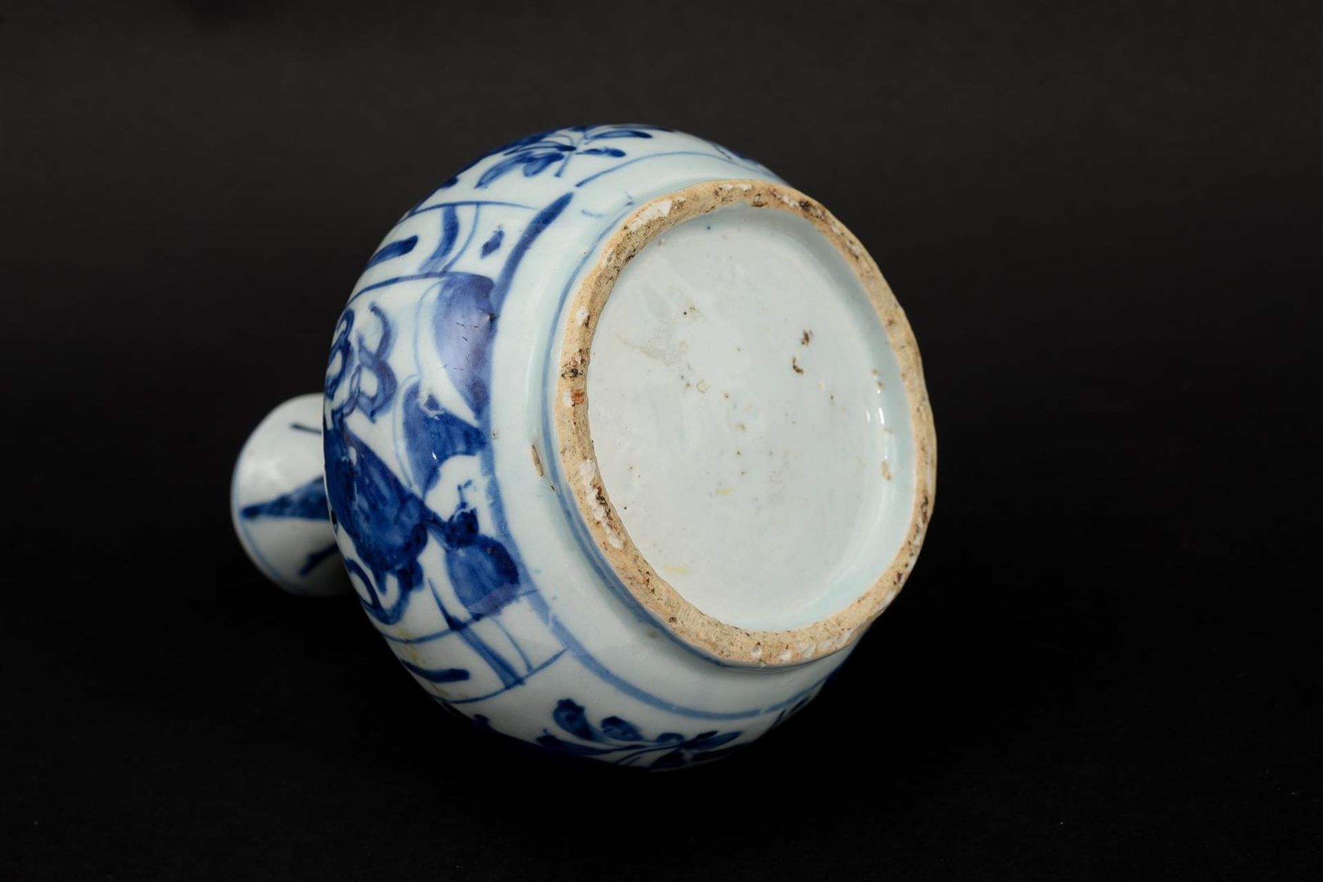 A blue and white porcelain kendi with a geometric decoration and flying horses. Unmarked. China, - Image 4 of 8