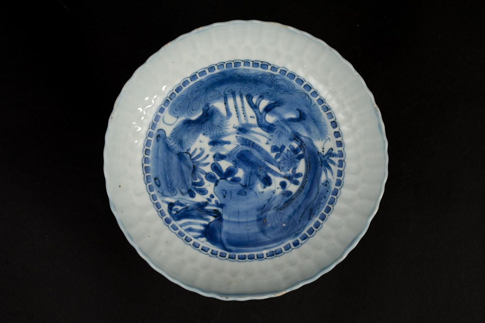 A blue and white 'kraak' porcelain dish with a scalloped rim, decorated with a bird of prey. - Image 2 of 4