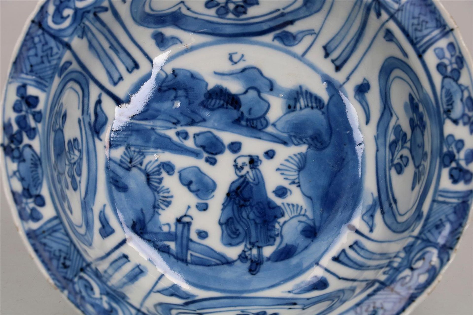 A blue and white 'kraak' porcelain 'klapmuts' bowl with a scalloped rim, decorated with a figure - Image 4 of 5