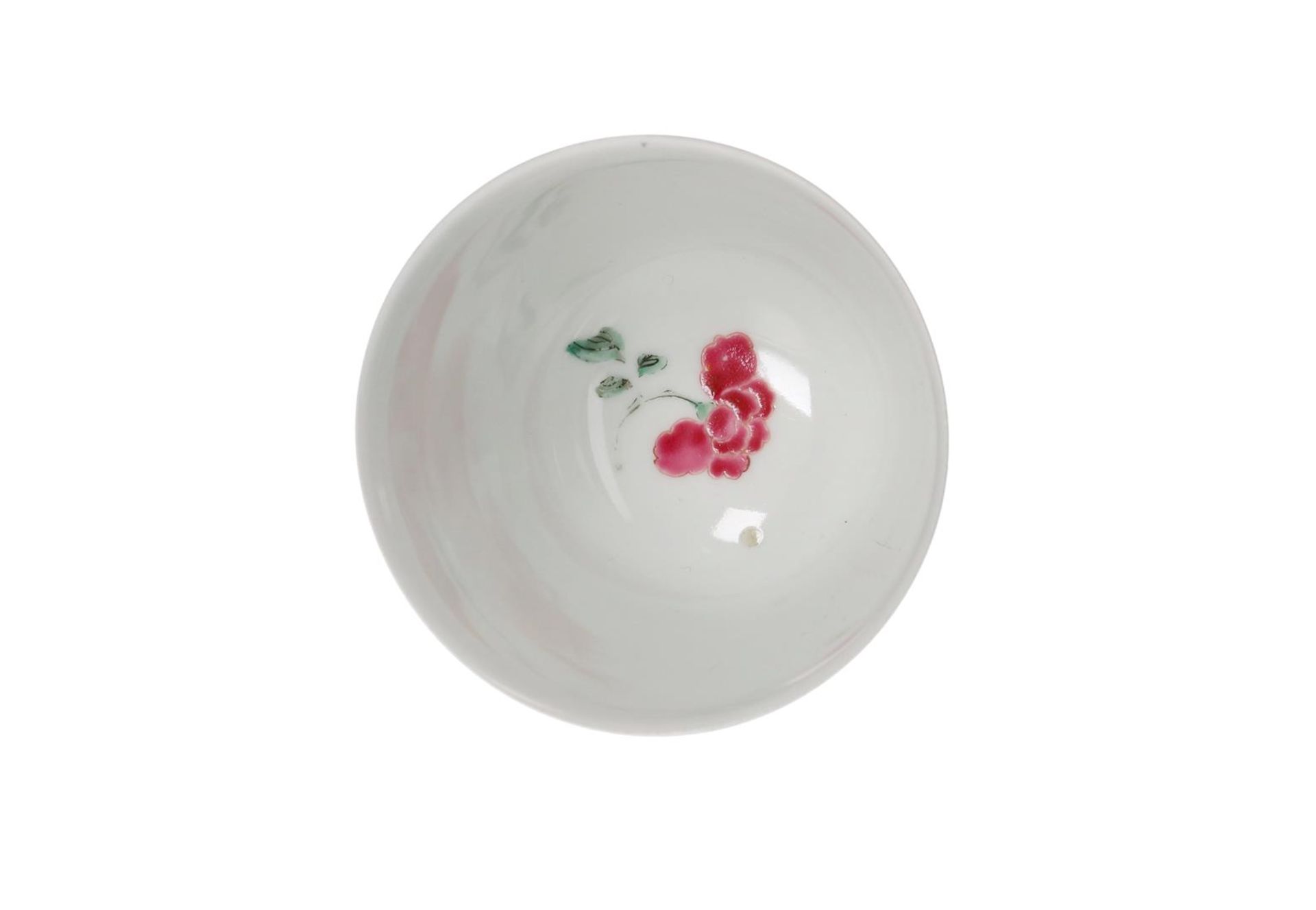 A famille rose porcelain cup and saucer decorated with figures and a hare in the garden. China, - Image 5 of 6