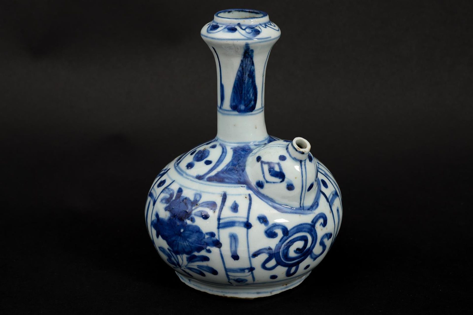A blue and white porcelain kendi with a geometric decoration and flying horses. Unmarked. China, - Image 2 of 8