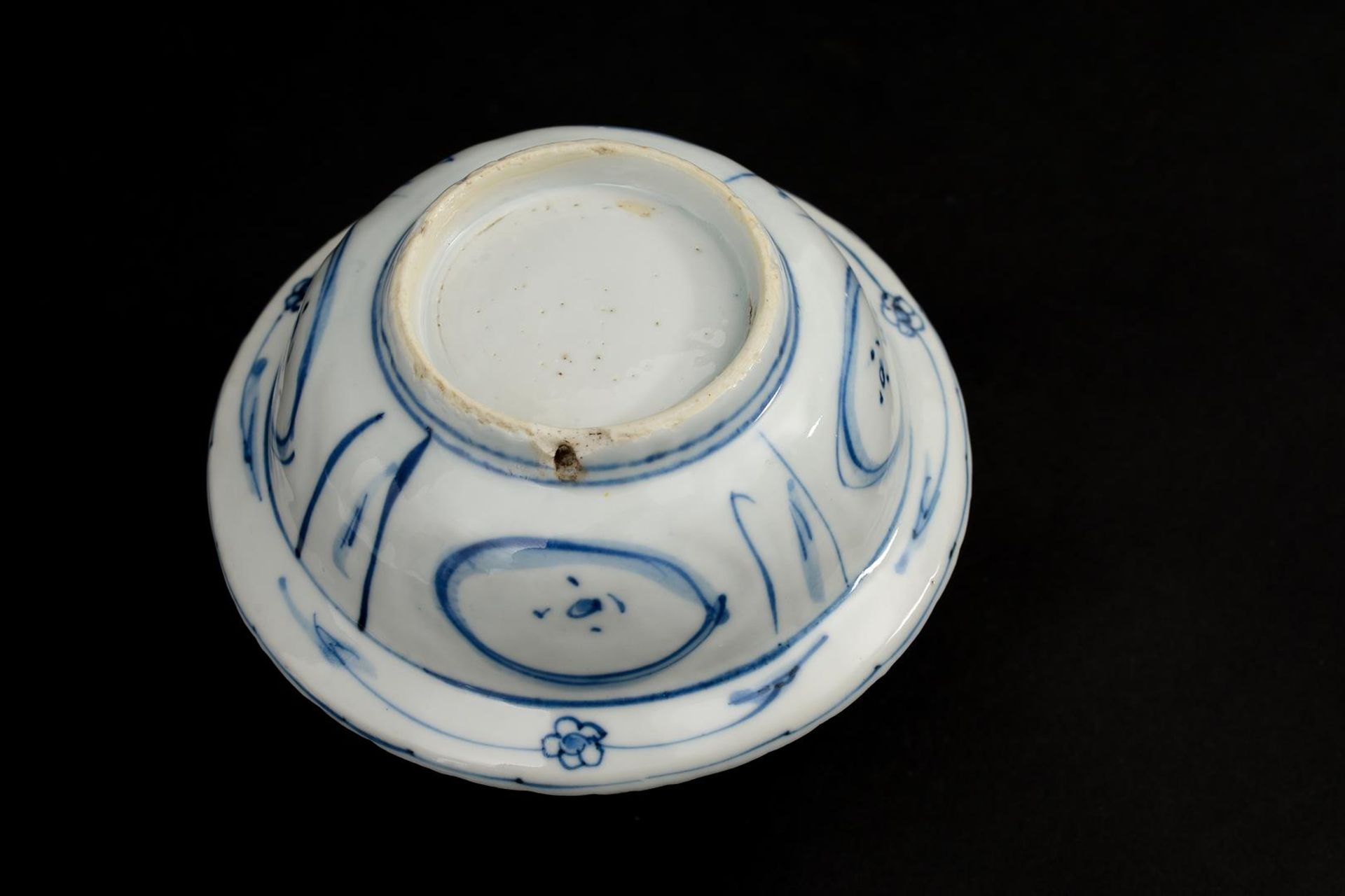 A blue and white 'kraak' porcelain 'klapmuts' bowl with a scalloped rim, decorated with a figure - Image 3 of 5