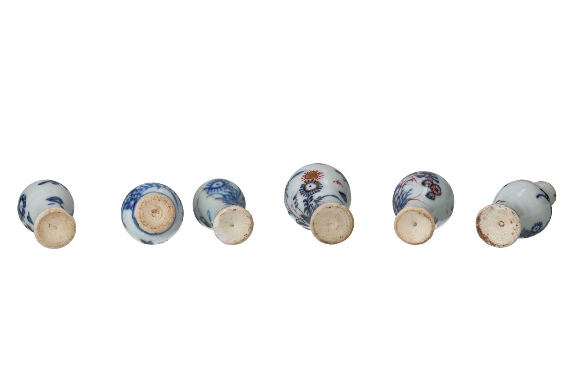 Lot of twelve blue and white Imari porcelain miniature vases, decorated with flowers. Unmarked. - Image 7 of 7