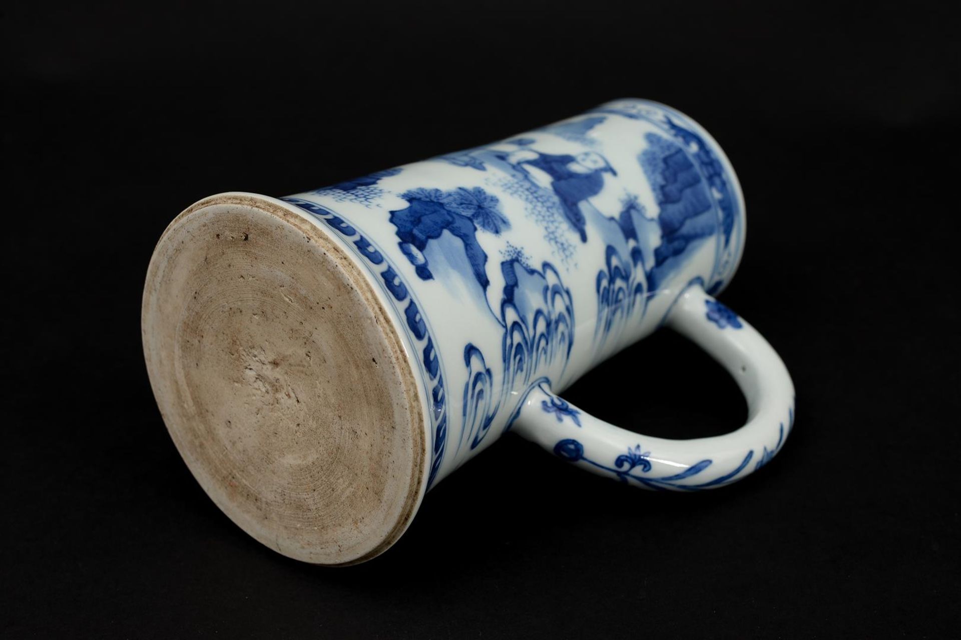 A blue and white porcelain beer mug decorated with an outdoor scene with seated figures. Unmarked. - Image 4 of 7