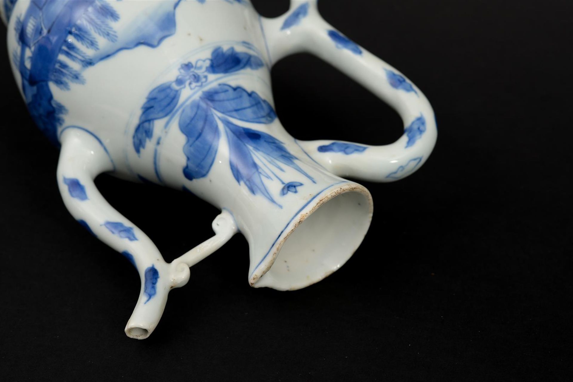 A blue and white porcelain jug with a landscape decoration. Unmarked. China, Transition. H. 20 cm. - Image 4 of 8