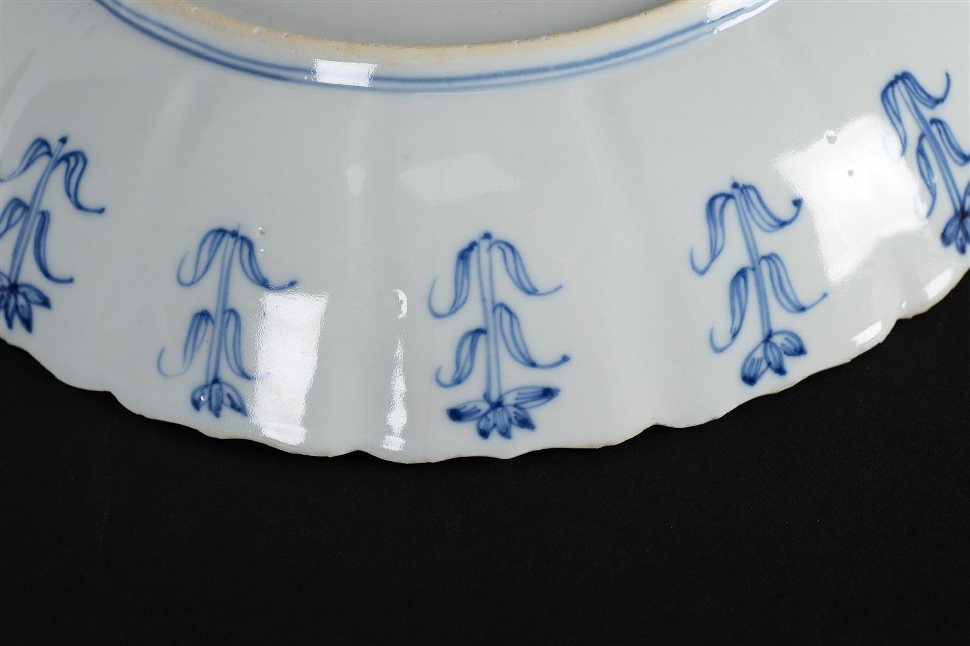 A set of three blue and white porcelain dishes with scalloped rim, decorated with 'Joosje te - Image 8 of 9