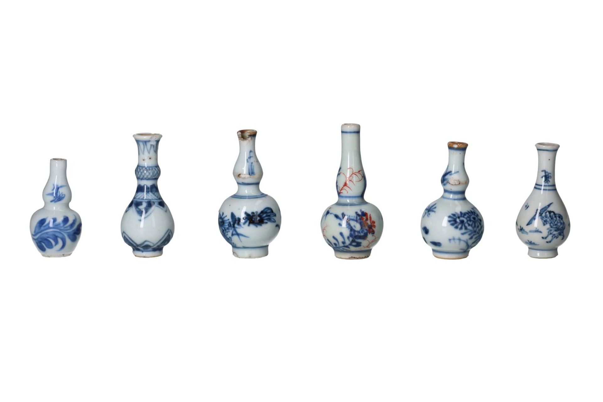 Lot of twelve blue and white Imari porcelain miniature vases, decorated with flowers. Unmarked. - Image 3 of 7