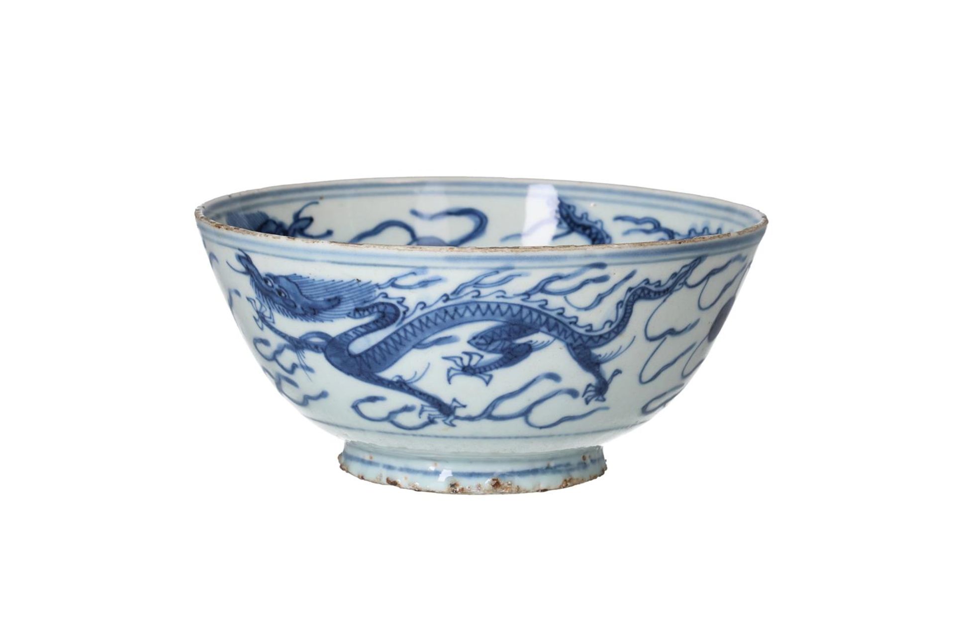 A blue and white porcelain bowl, decorated with dragons chasing a flaming pearl. Unmarked. China, - Image 4 of 6