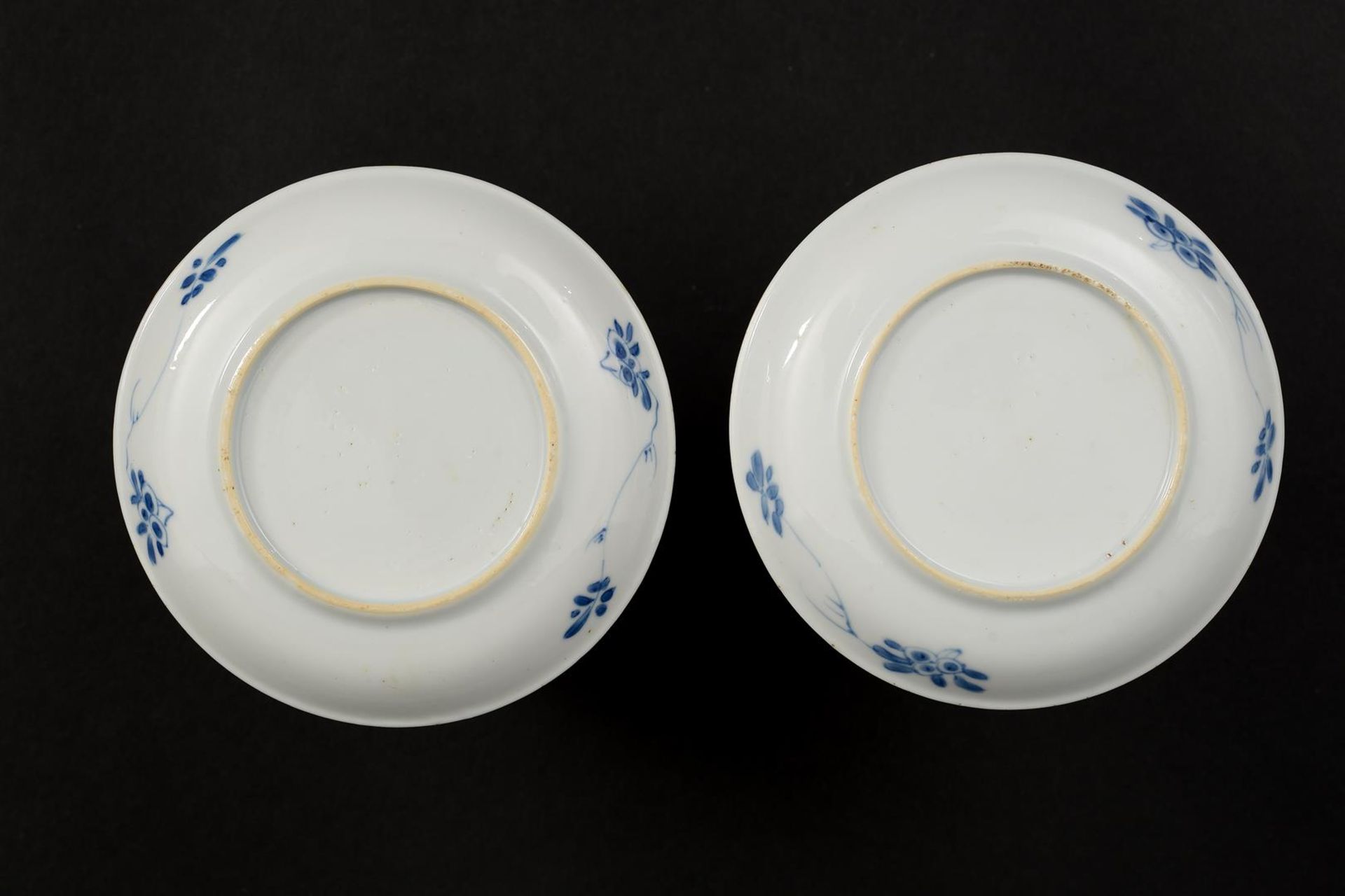 Lot of five blue and white porcelain saucers, two with a floral decoration and three with an - Image 4 of 6