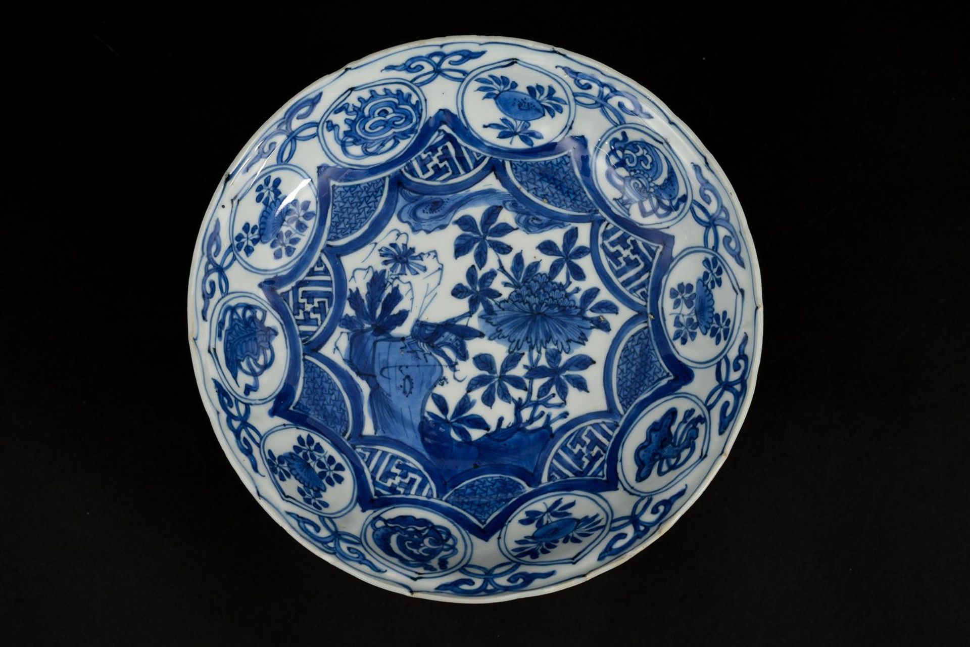 A blue and white 'kraak' porcelain dish with a scalloped rim, decorated with a cricket on a rock and - Image 2 of 4