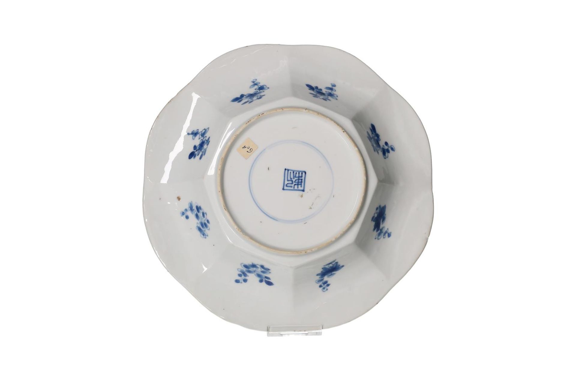 A pair of blue and white porcelain dishes, with a decor of travelers in a landscape and the lobed - Image 2 of 6