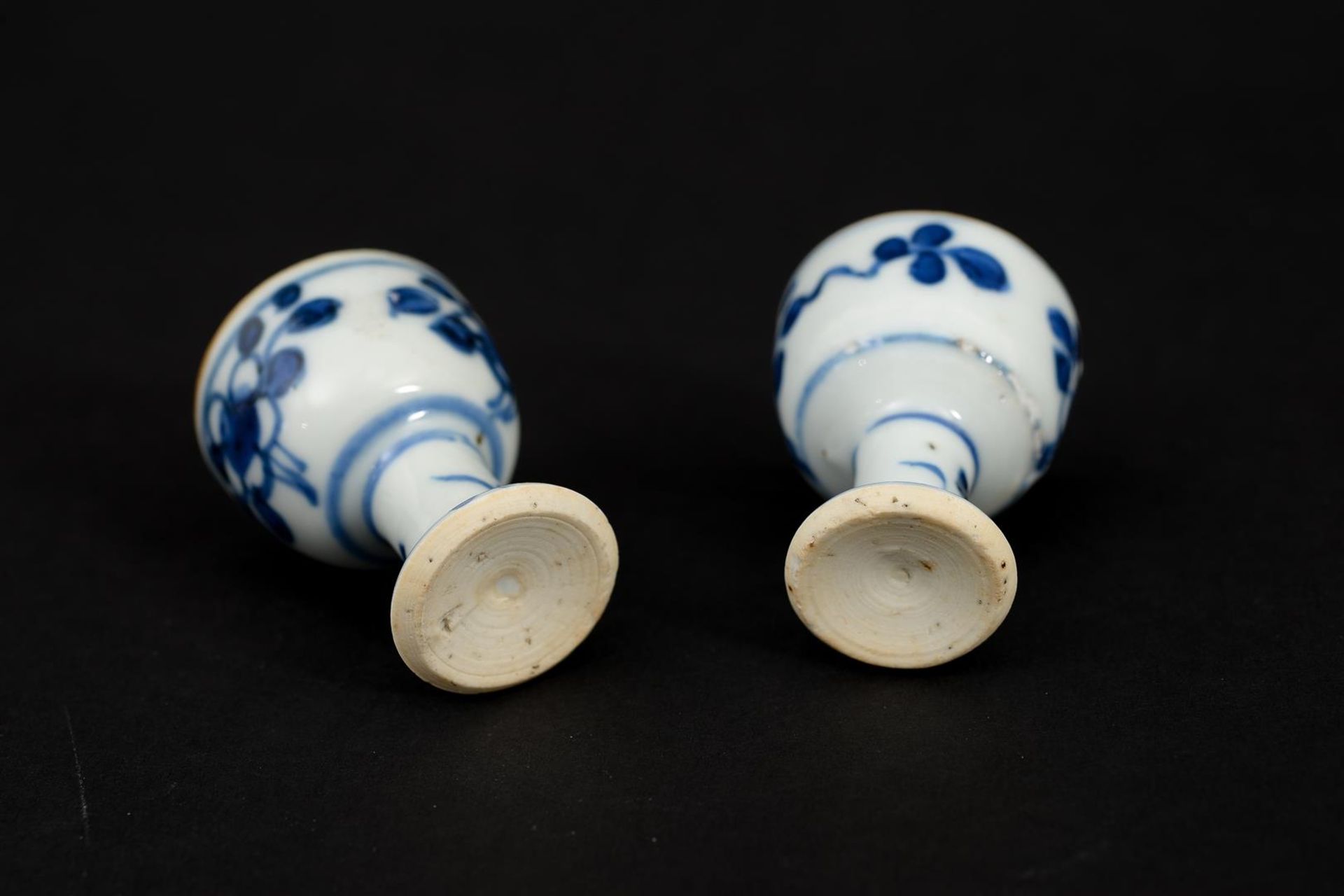 Four blue and white porcelain stemcups with a floral decoration. Unmarked. China, Kangxi. H. 4.5 cm. - Image 10 of 10