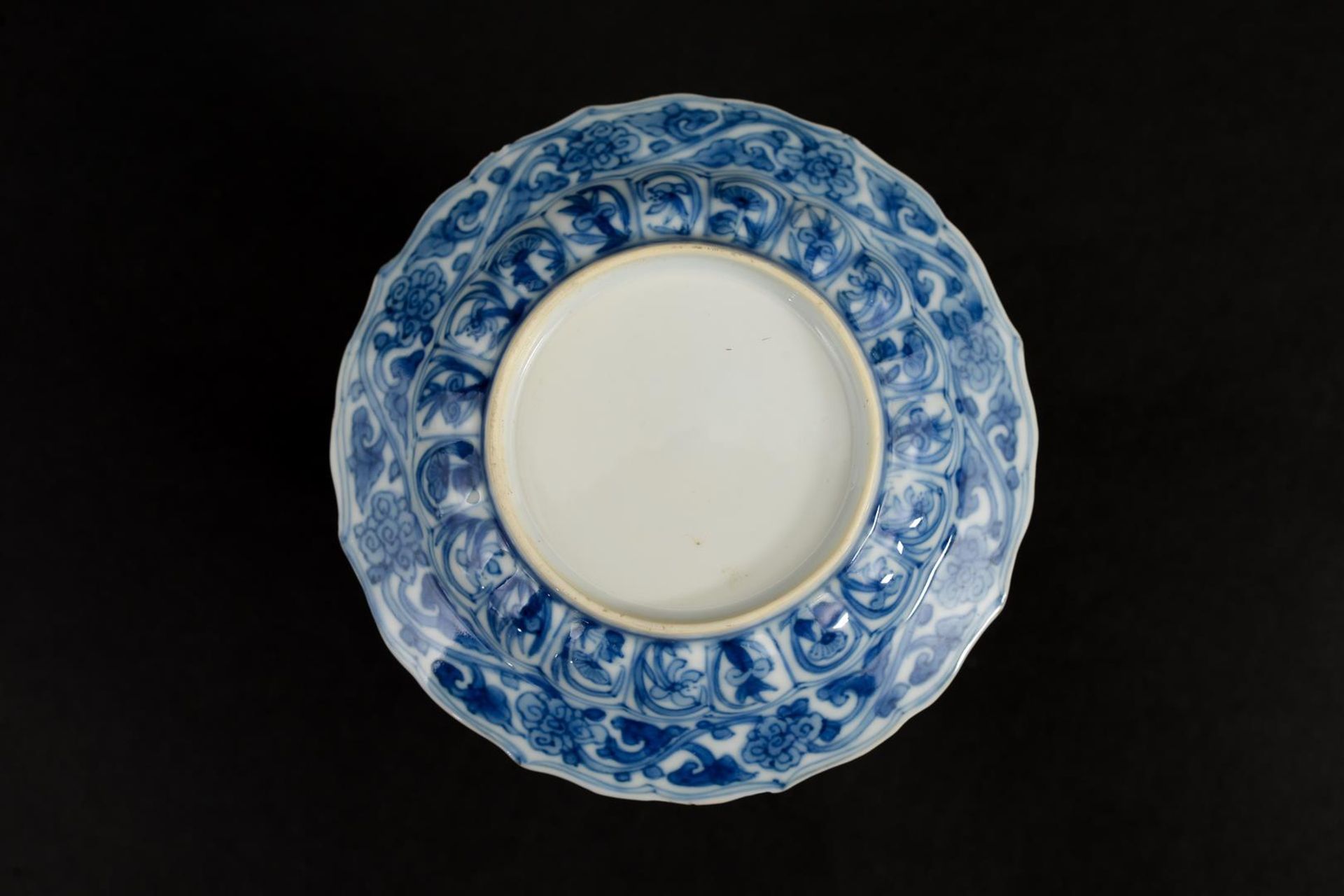 Lot of five blue and white porcelain saucers, two with a floral decoration and three with an - Image 2 of 6