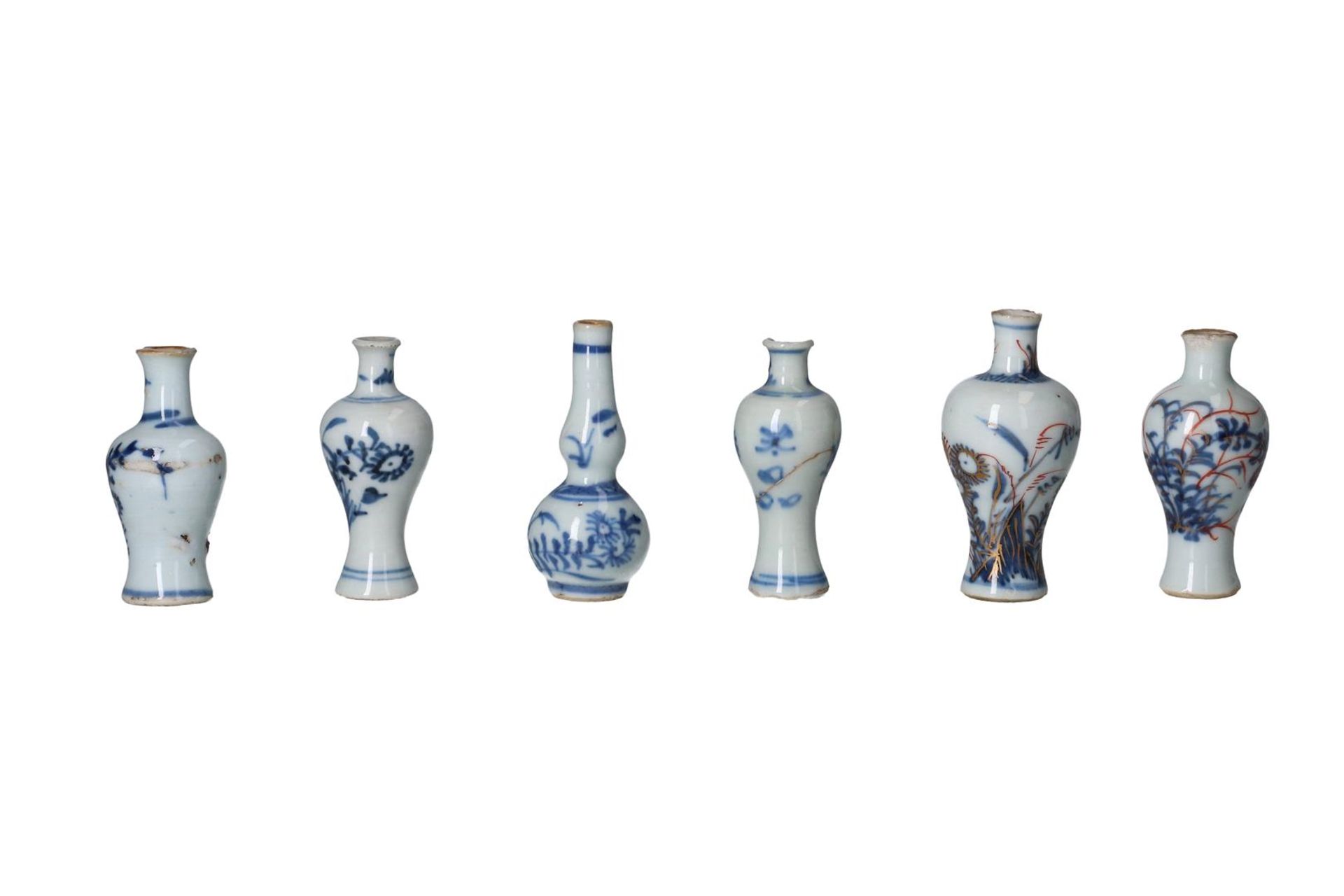 Lot of twelve blue and white Imari porcelain miniature vases, decorated with flowers. Unmarked. - Image 5 of 7