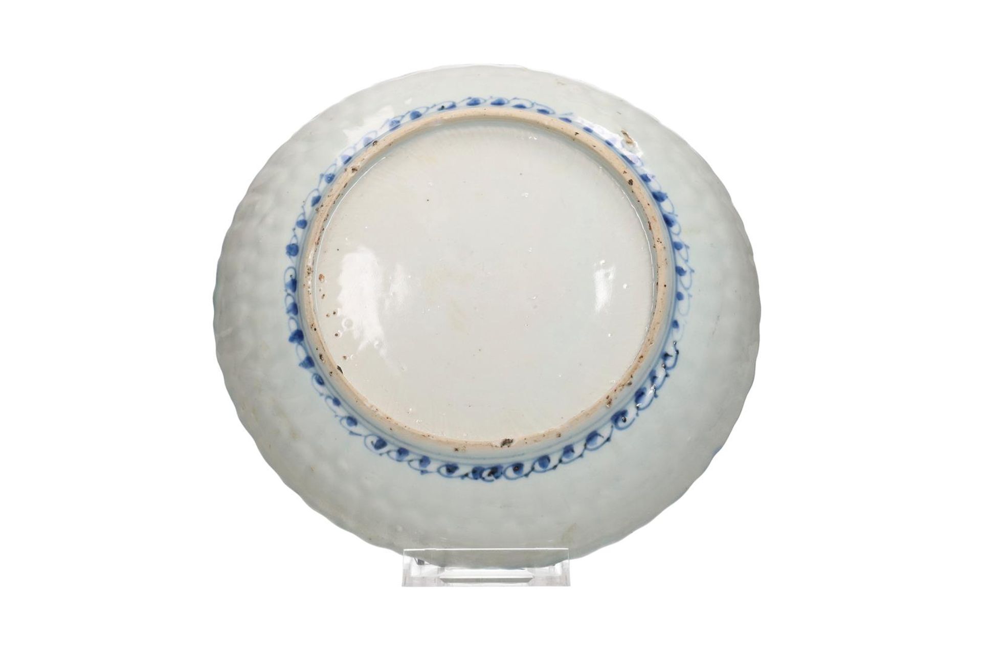 A blue and white 'kraak' porcelain dish with a scalloped rim, decorated with a bird of prey. - Image 4 of 4