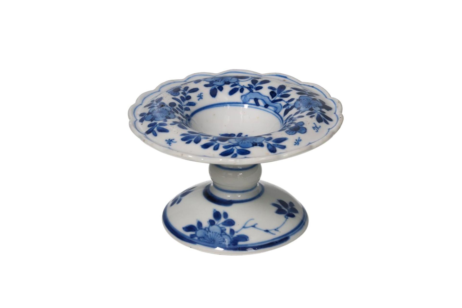 A blue and white porcelain salt cellar, with a floral decoration. Unmarked. China, Kangxi.