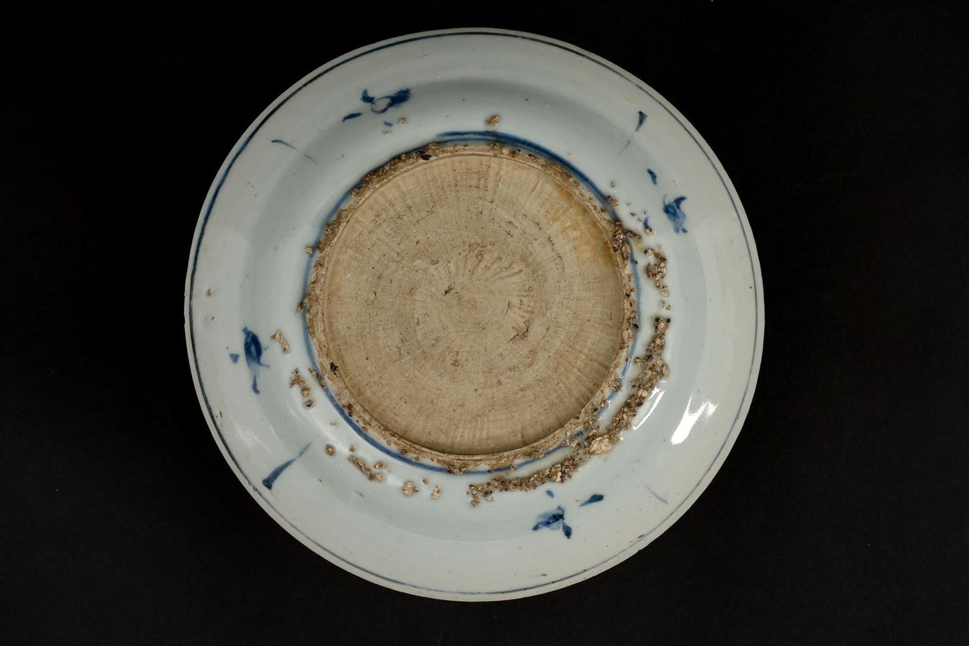 A blue and white 'kraak' porcelain dish, decorated with deer and flowers. Unmarked. China, - Image 3 of 4