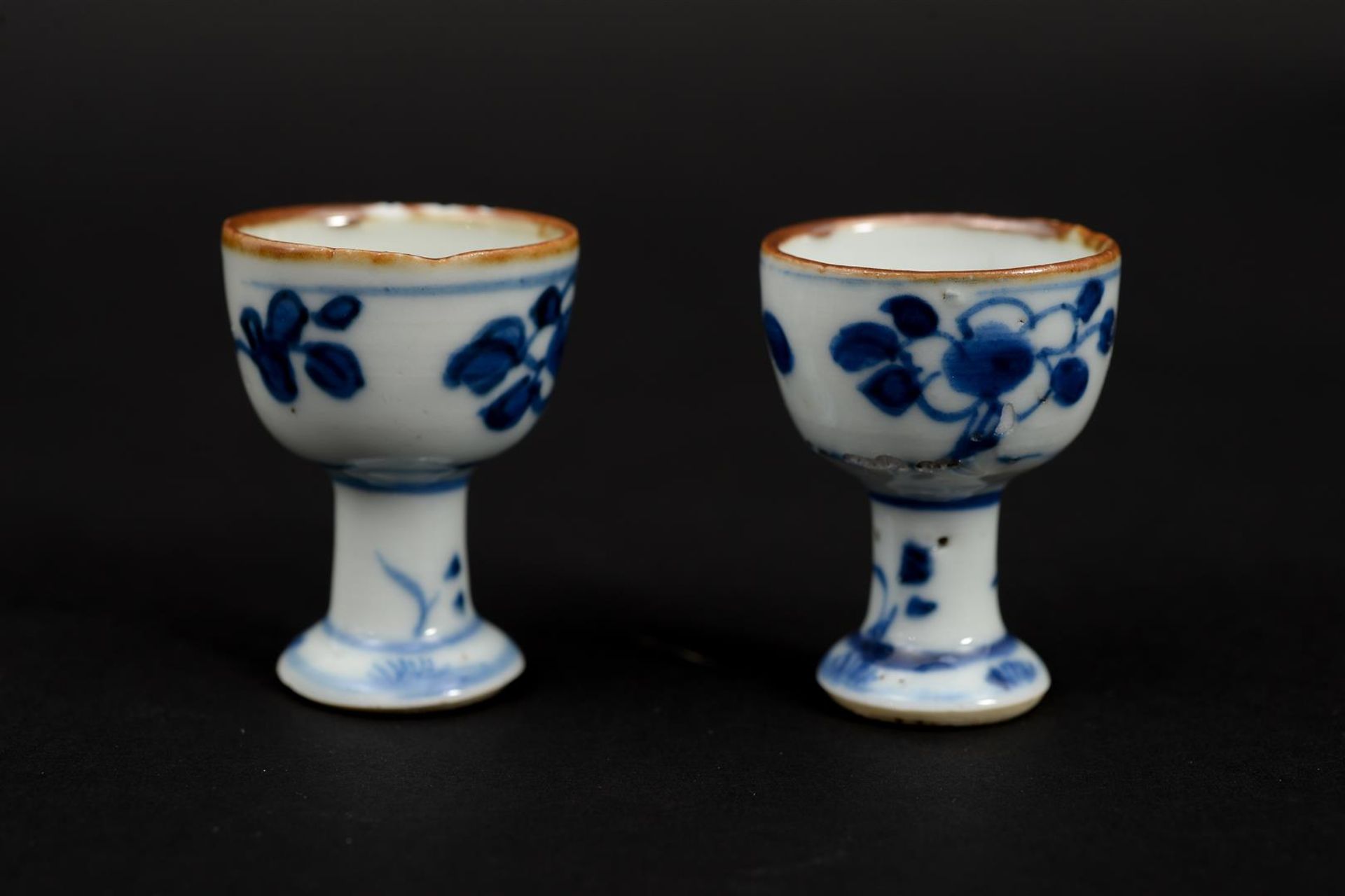 Four blue and white porcelain stemcups with a floral decoration. Unmarked. China, Kangxi. H. 4.5 cm. - Image 8 of 10