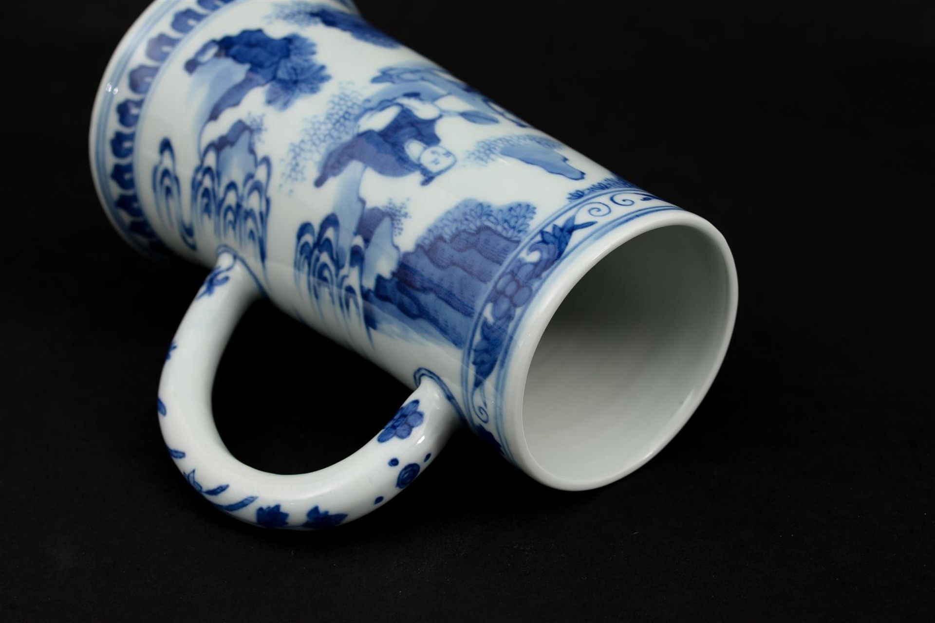 A blue and white porcelain beer mug decorated with an outdoor scene with seated figures. Unmarked. - Image 3 of 7