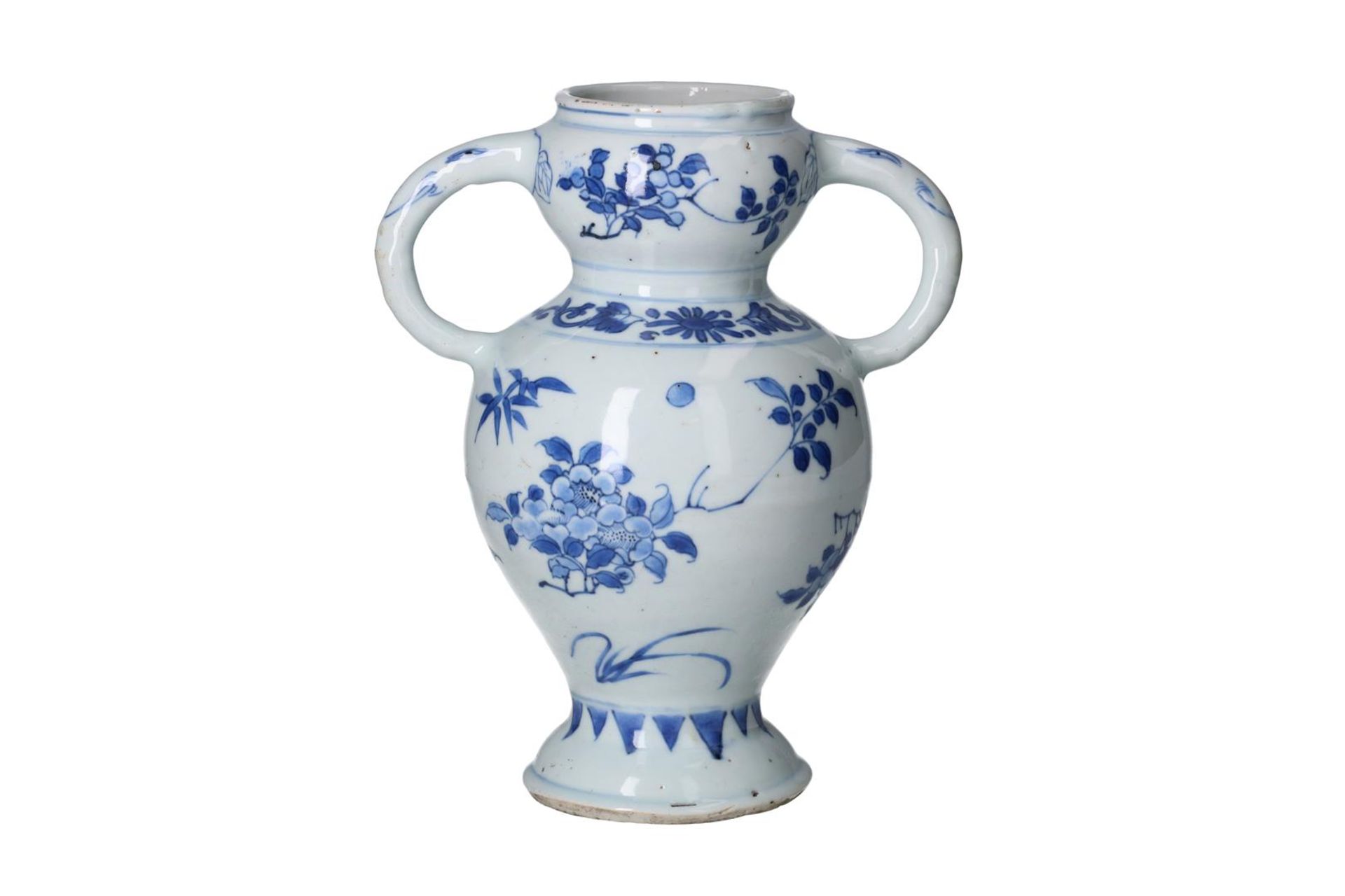 A blue and white porcelain vase with two handles in the shape of elephant trunks, decorated with - Bild 3 aus 6